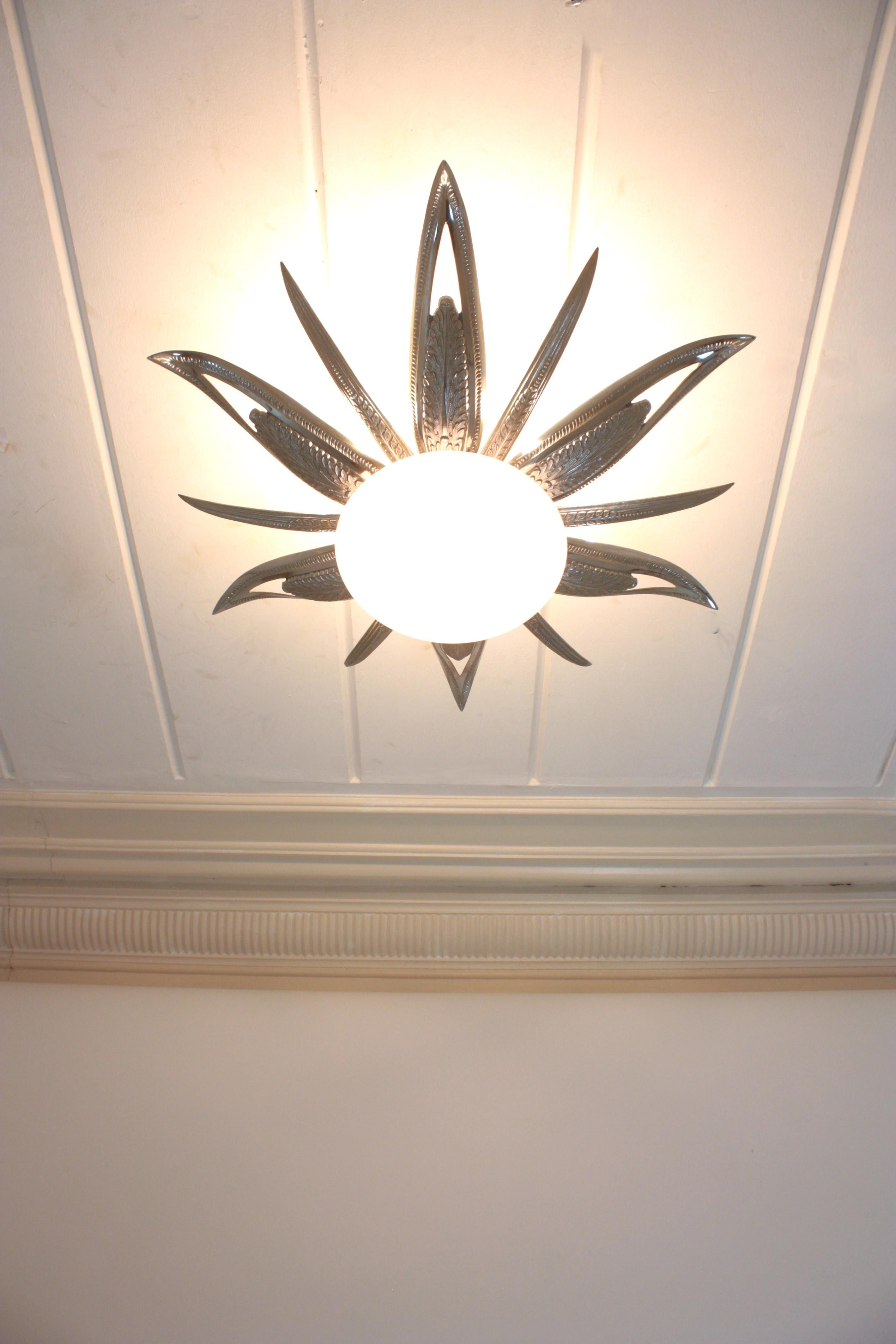Französische Einbaubeleuchtung im Art déco-Stil mit Sternschliff-Sonnenschliff, versilberte Bronze und Milchglas (Graviert) im Angebot