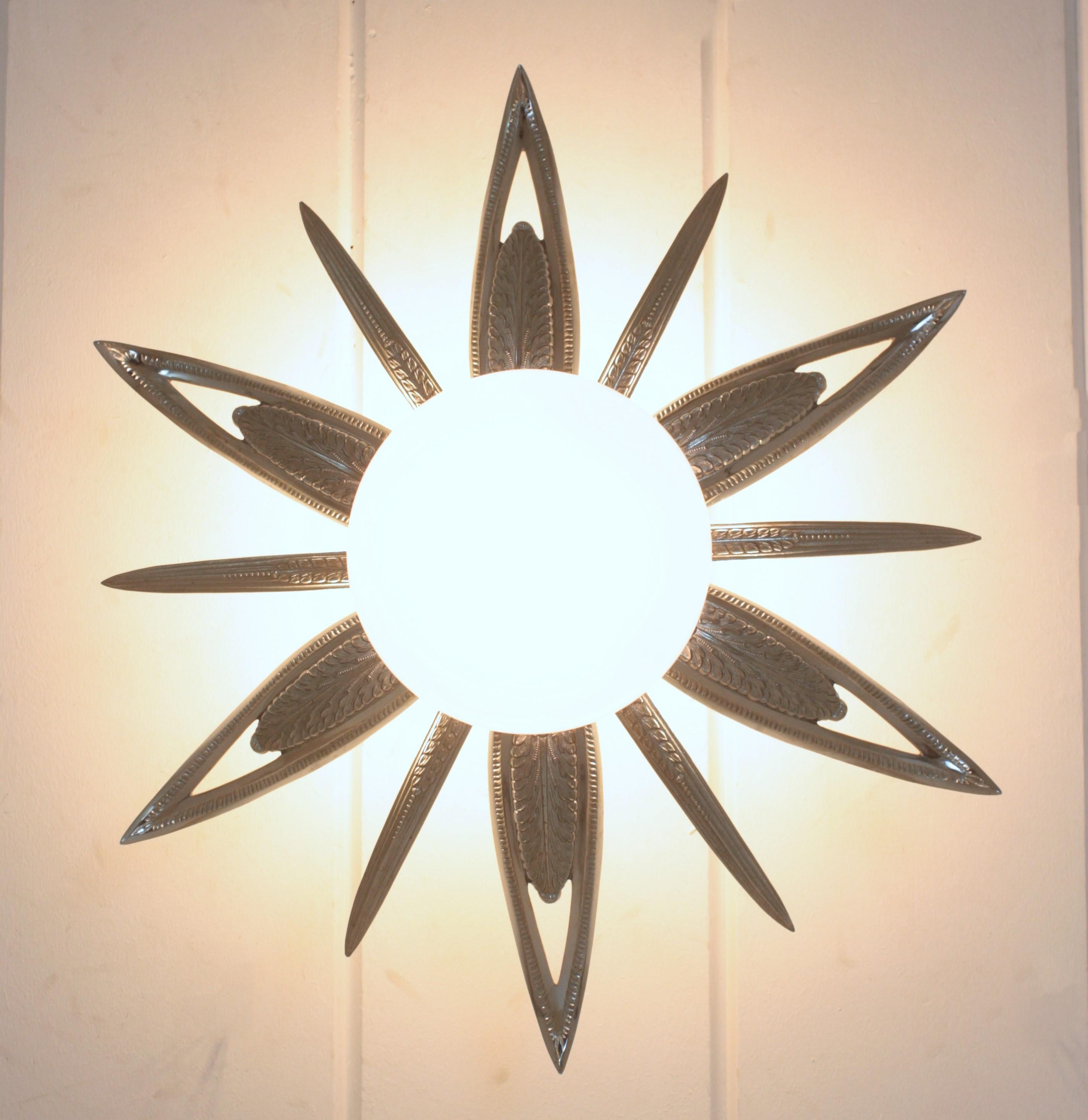Französische Einbaubeleuchtung im Art déco-Stil mit Sternschliff-Sonnenschliff, versilberte Bronze und Milchglas im Angebot 2