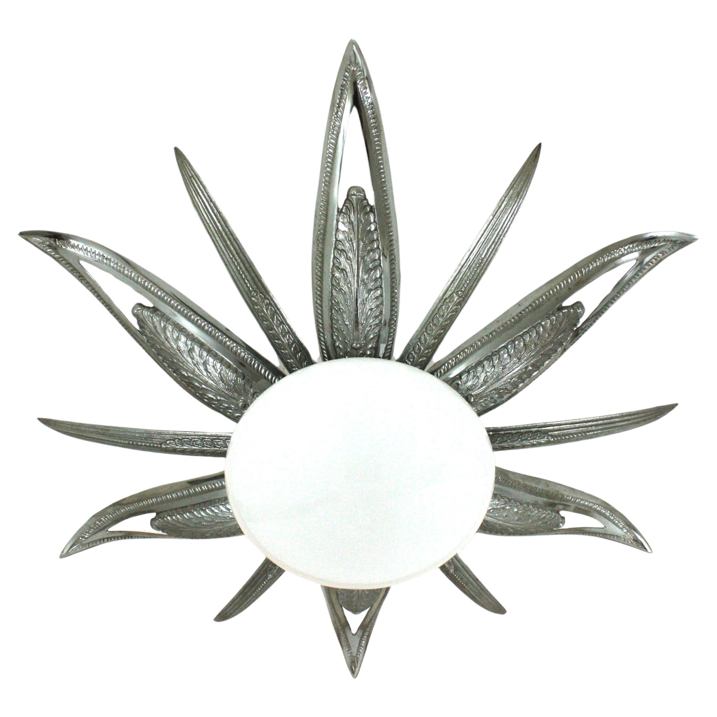 Französische Einbaubeleuchtung im Art déco-Stil mit Sternschliff-Sonnenschliff, versilberte Bronze und Milchglas im Angebot