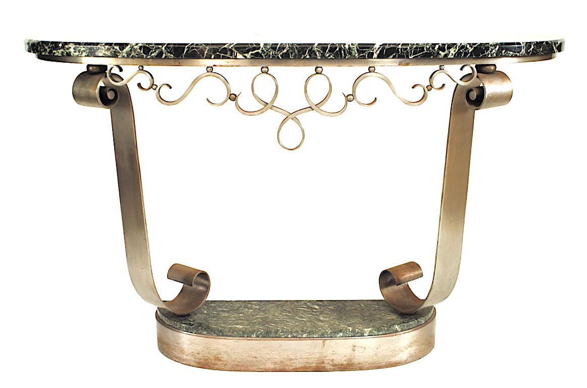 Table console Art Déco en acier avec un plateau en marbre vert et une base conforme reliée par un tablier et des pieds à volutes (Attribué à RAYMOND SUBES)
