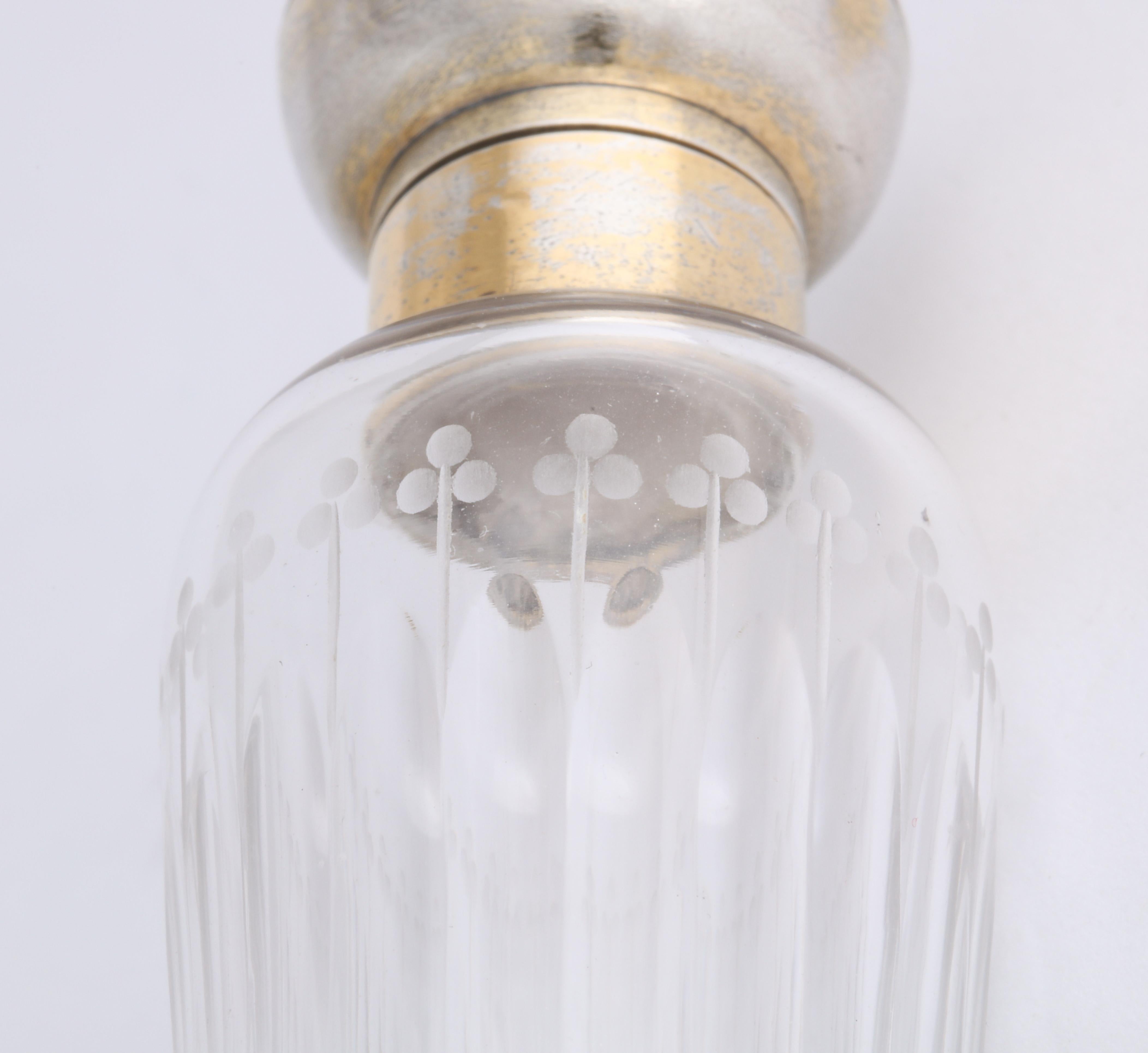 French Art Deco Sterling Silver and Cut Crystal Scent Bottle im Zustand „Gut“ im Angebot in New York, NY