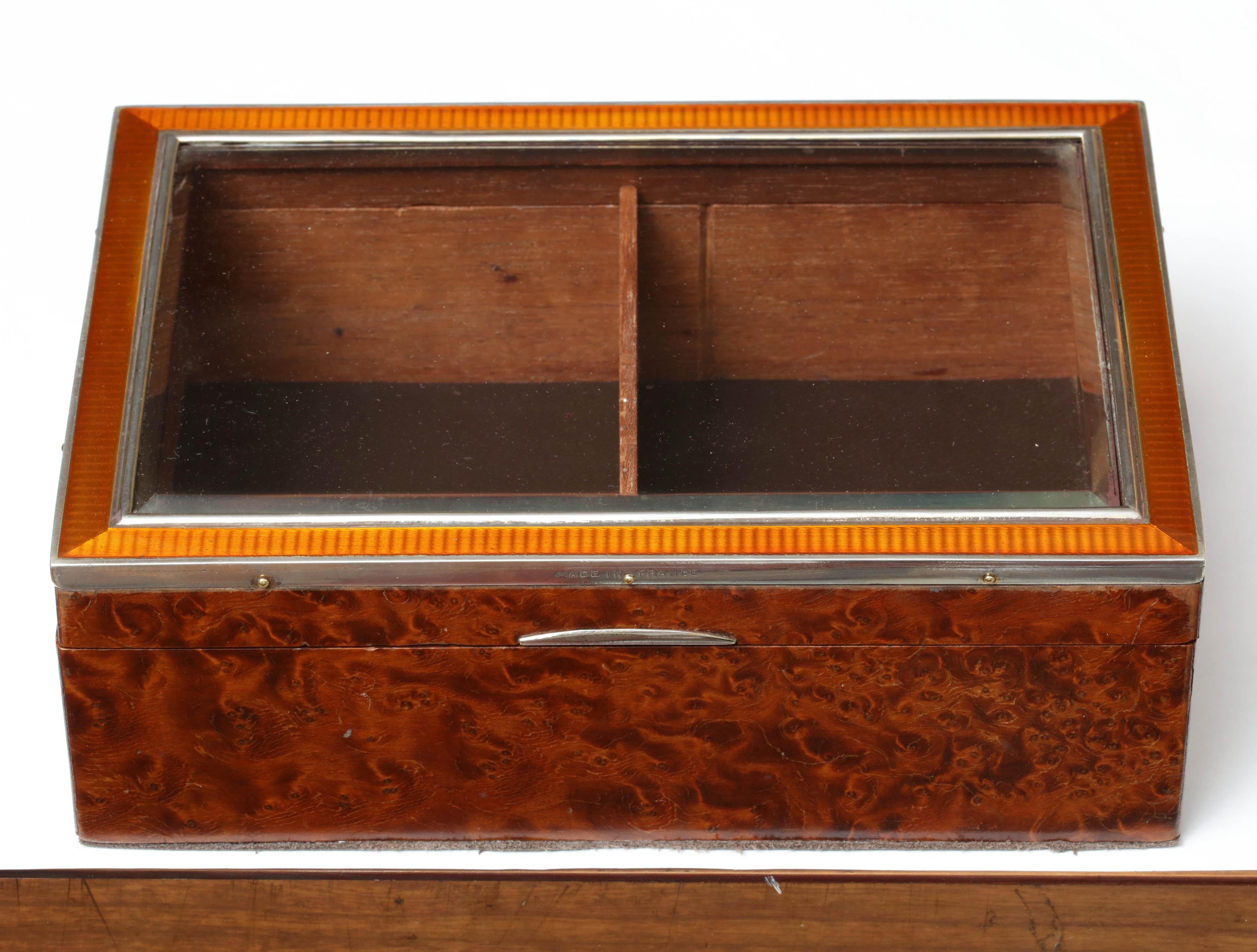 Fabulosa y rara caja de mesa Art Decó de plata de ley, esmalte de color óxido y cristal biselado de nogal con tapa abatible, París, hacia 1910, Alphonse DeBain (que trabajó de 1883 a 1911; su tienda estaba situada en el número 79 de la Rue du Temple