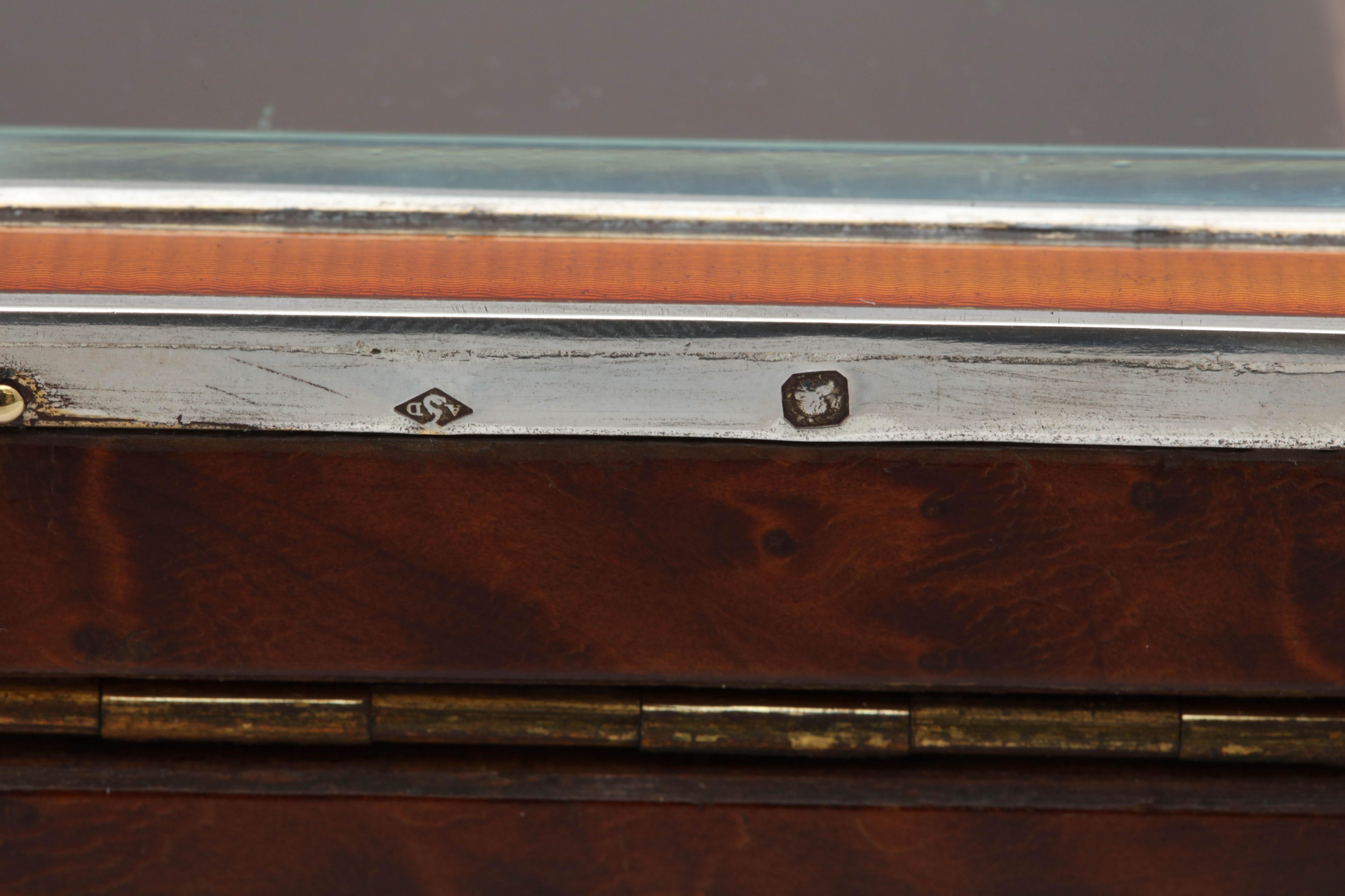 Caja de sobremesa francesa Art Déco de plata de ley y cristal esmaltado montada en madera de nogal Art Decó en venta