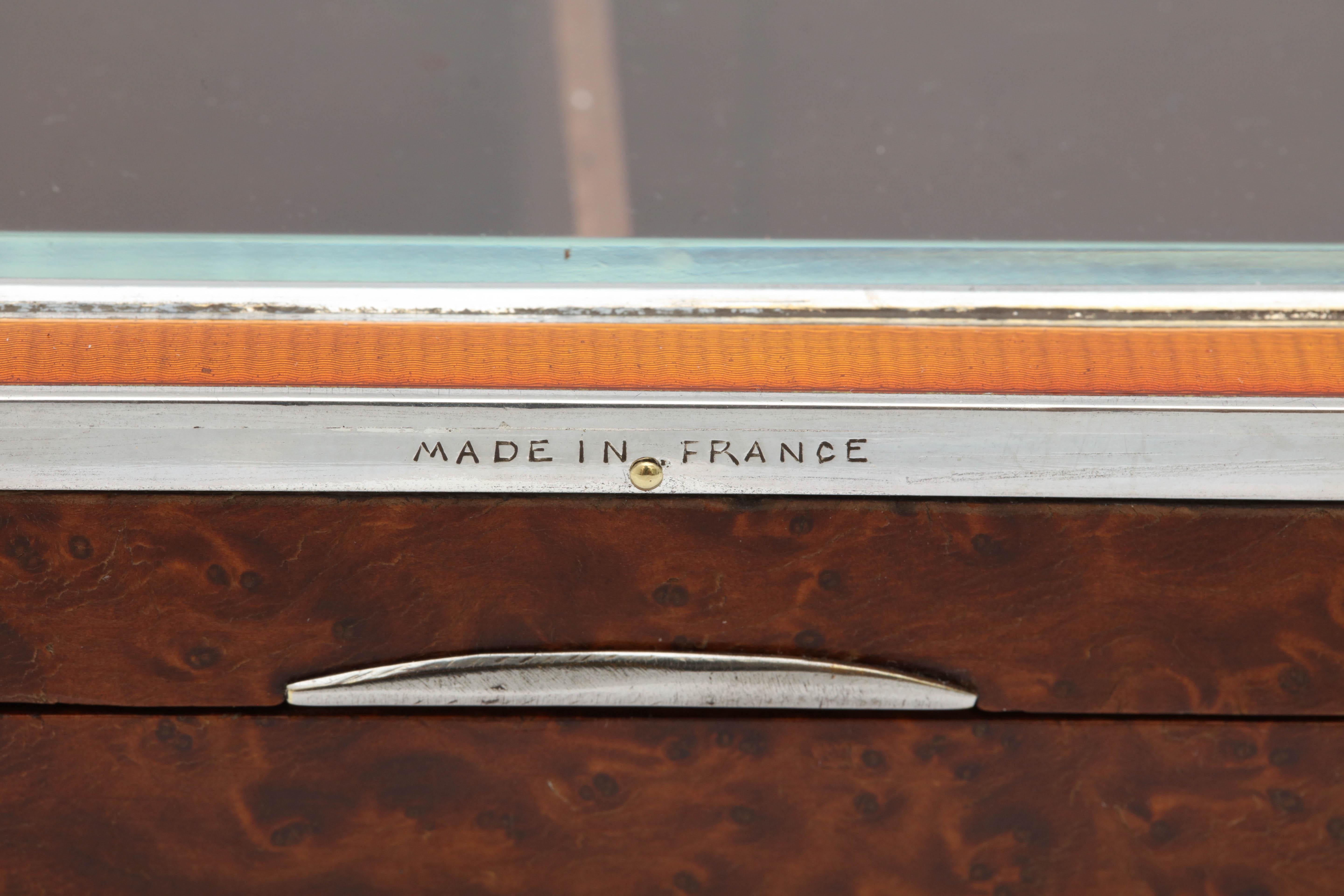 Caja de sobremesa francesa Art Déco de plata de ley y cristal esmaltado montada en madera de nogal Francés en venta
