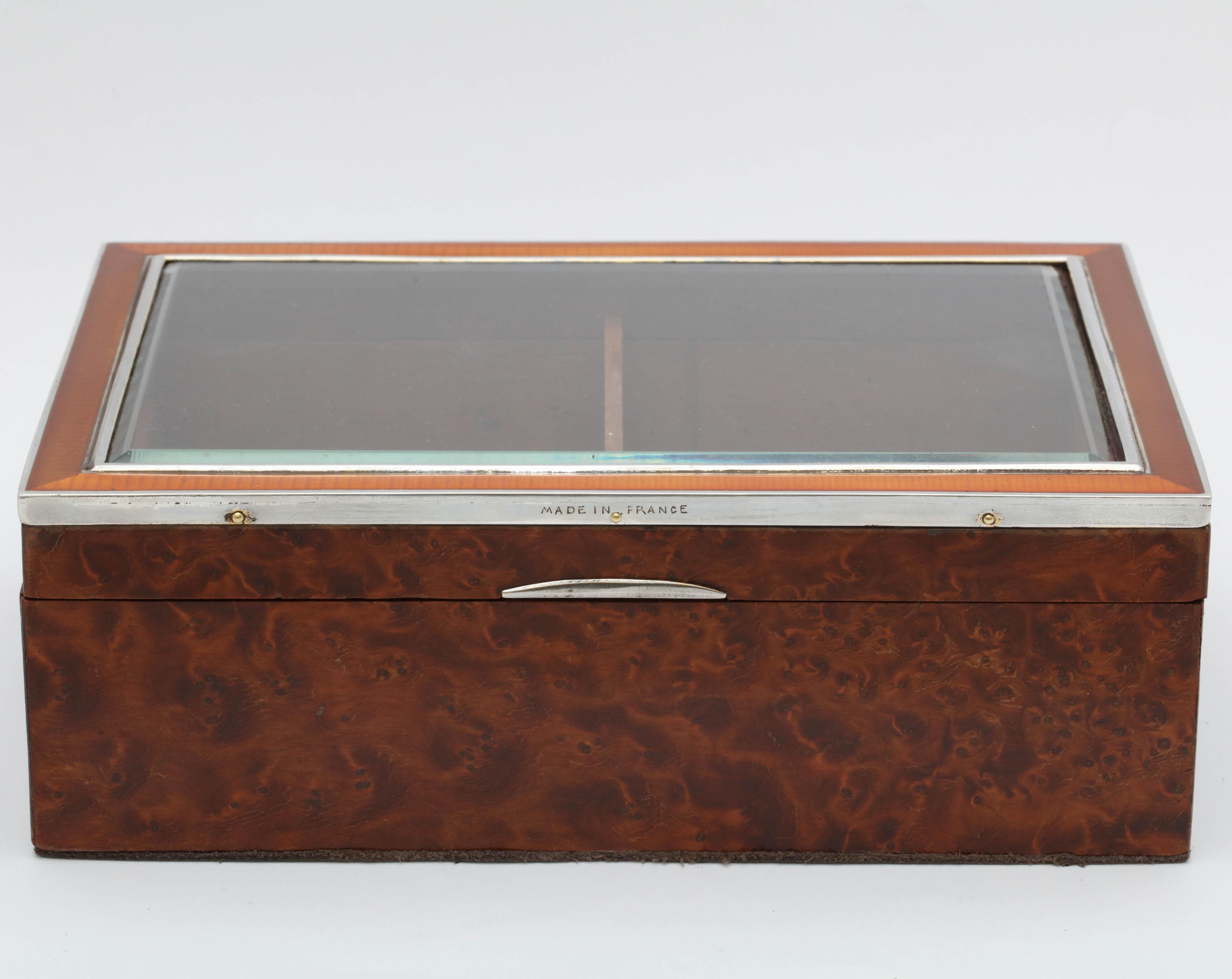 Caja de sobremesa francesa Art Déco de plata de ley y cristal esmaltado montada en madera de nogal principios del siglo XX en venta