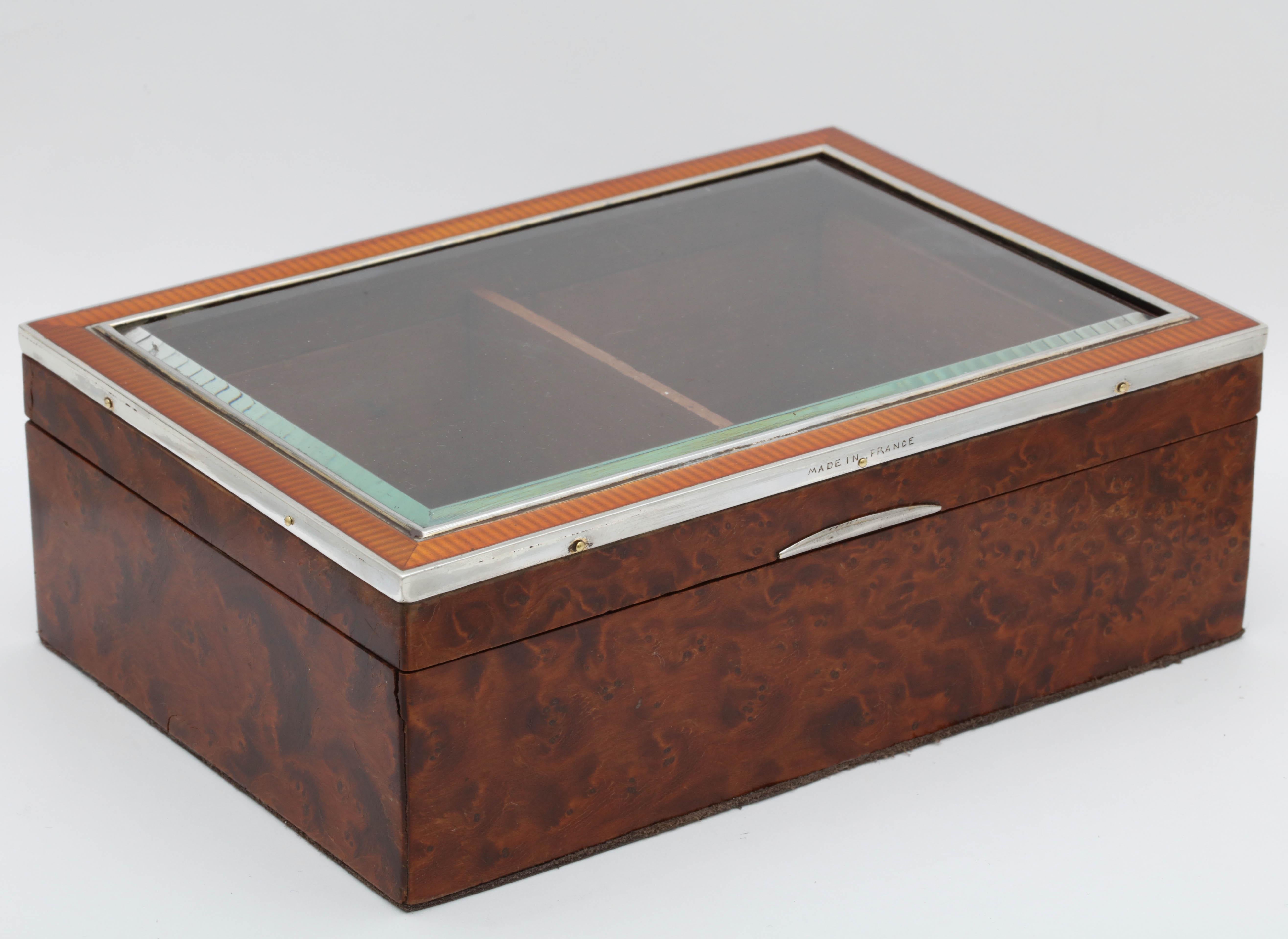 Tischschachtel aus gemasertem Nussbaumholz im Art déco-Stil, Sterlingsilber, Emaille und Glas im Angebot 2