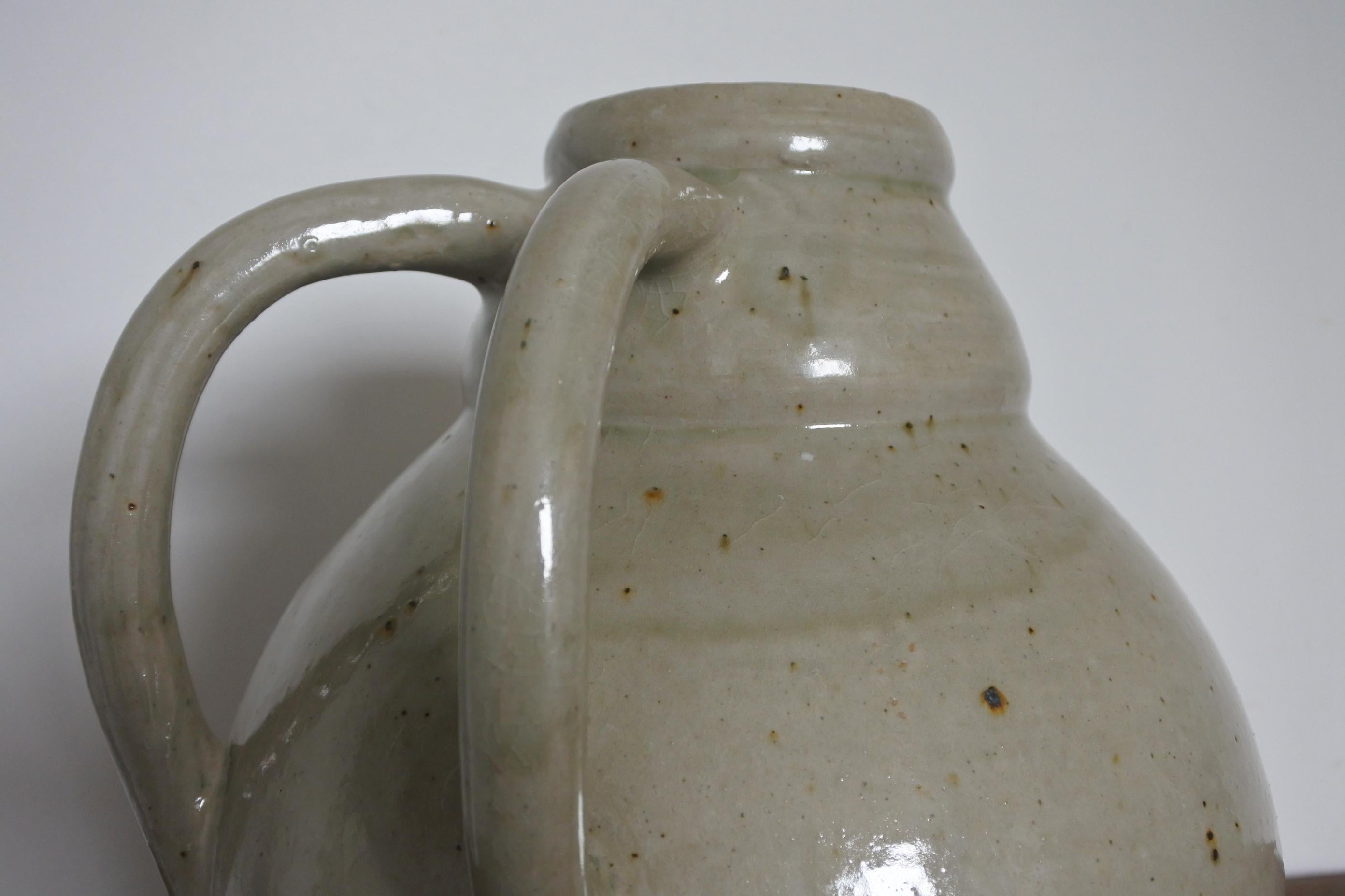 Vase ou pot en grès de l'artiste céramiste Betzy Augeron.
Fabriqué en France dans les années 1930.
Signé.
Très bon état.

Betzy Augeron est surtout connue pour ses céramiques, en grès, elles peuvent être ornées de décors floraux. Ses formes