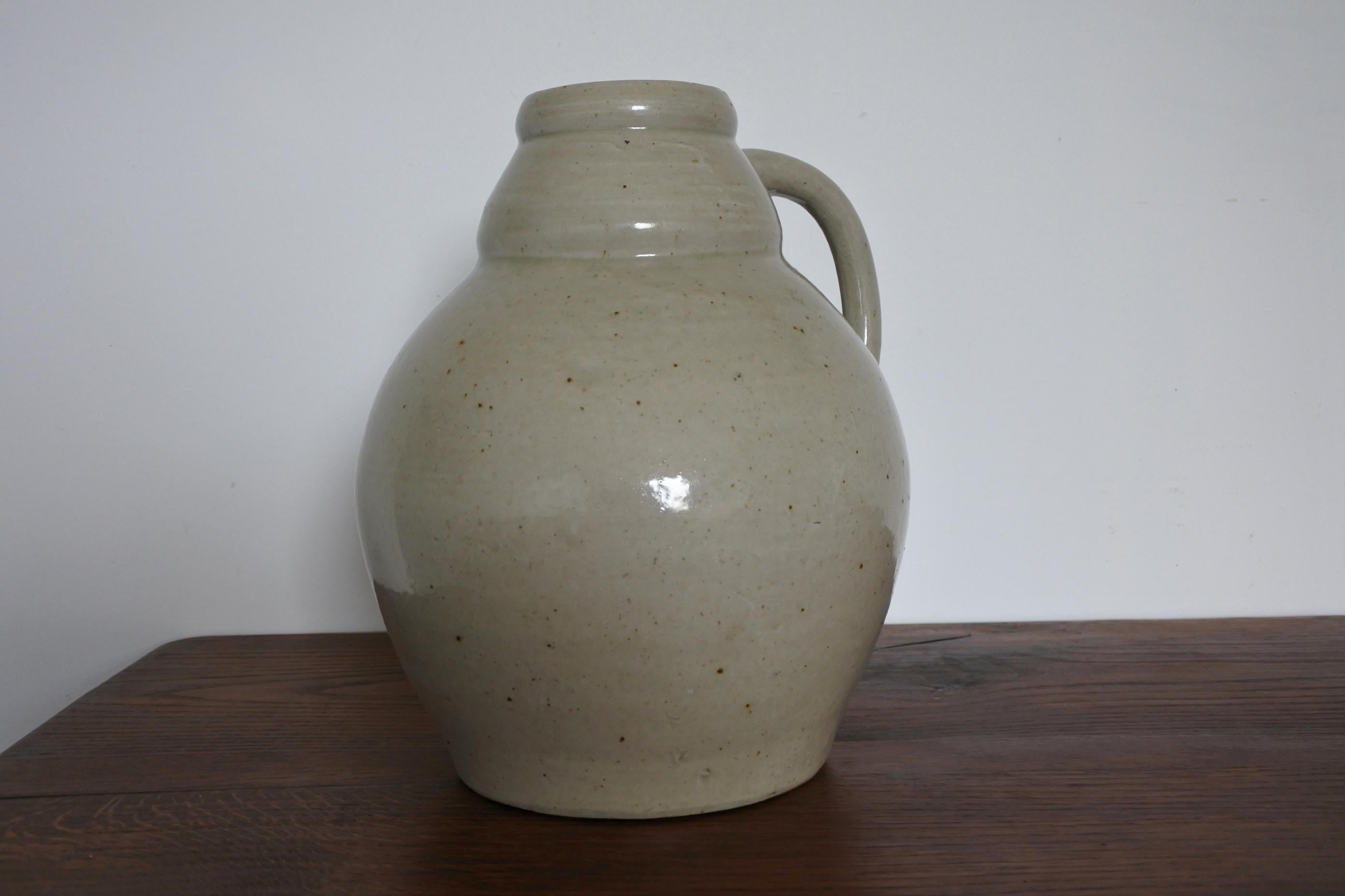 Français Vase ou jarre en grès Art Déco français par Betzy Augeron