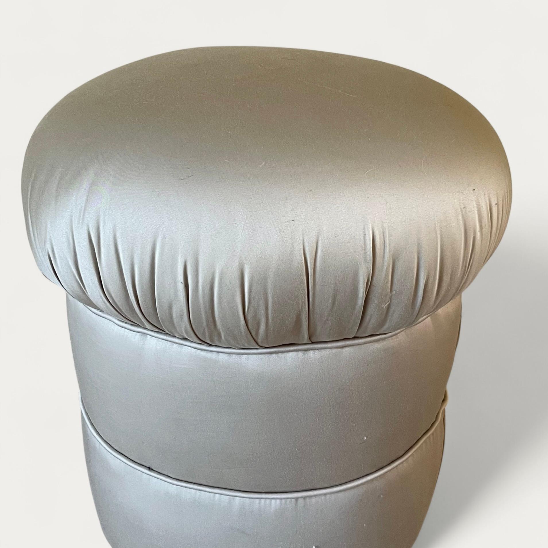 Französischer Art Deco Hocker komplett mit Stoff bezogen, inklusive Füße