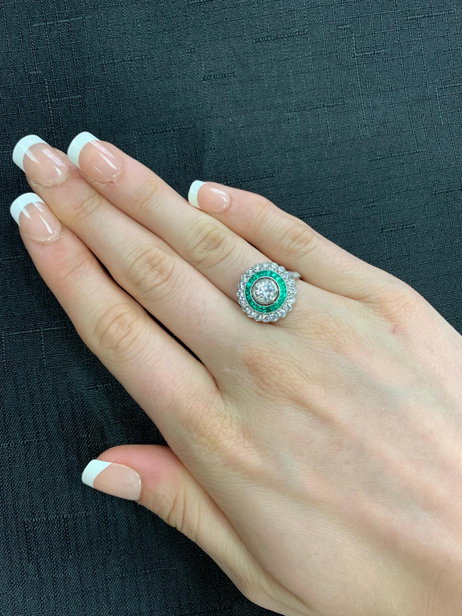 Verlobungsring aus Platin mit 0,80 Karat Diamant und Smaragd im französischen Art-déco-Stil im Zustand „Hervorragend“ im Angebot in New York, NY