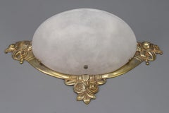 Französischer Wandleuchter aus weißem Alabaster und Bronze im Art-déco-Stil