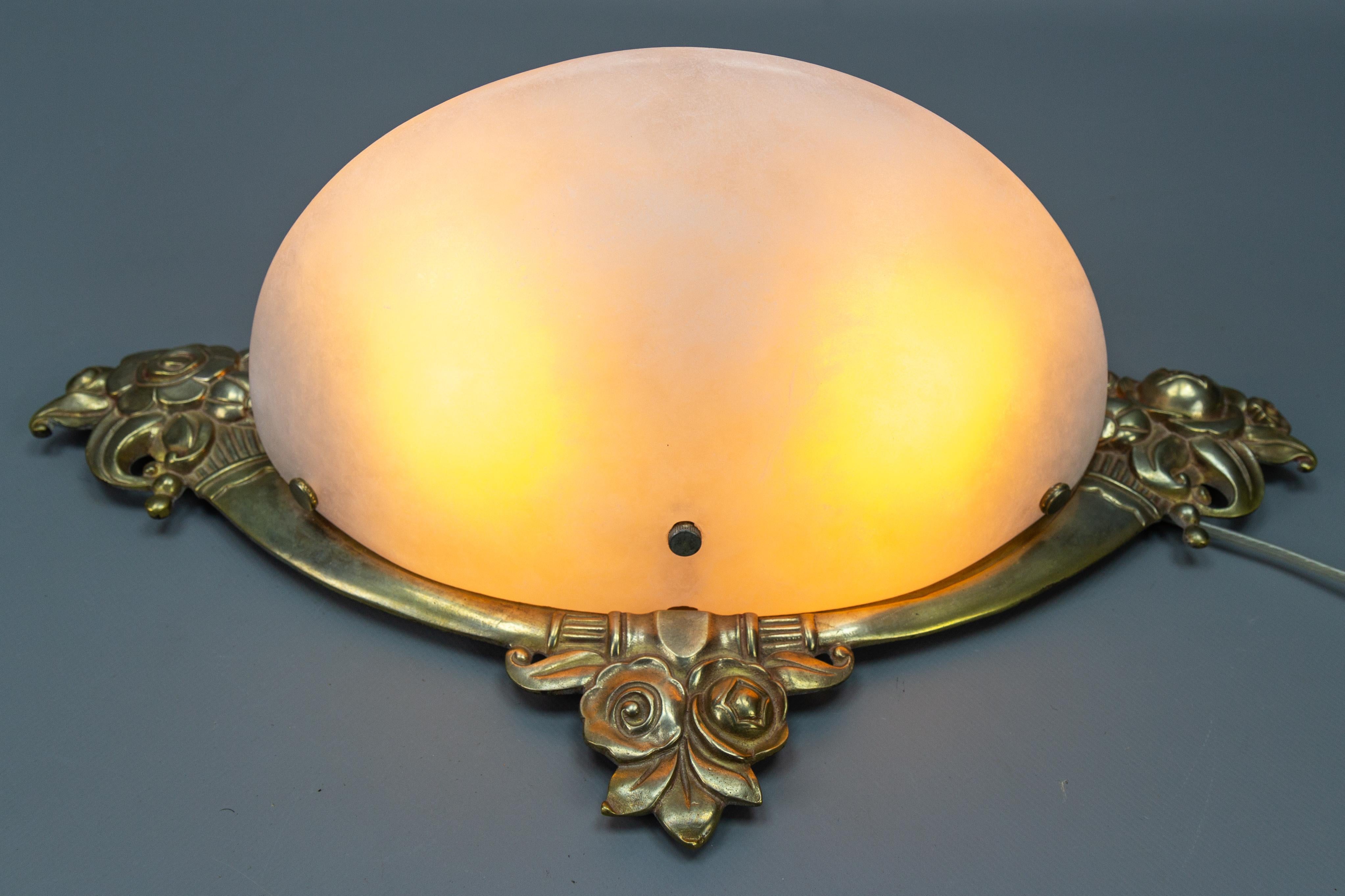 French Art Deco Style White Alabaster and Bronze Sconce In Good Condition For Sale In Barntrup, DE