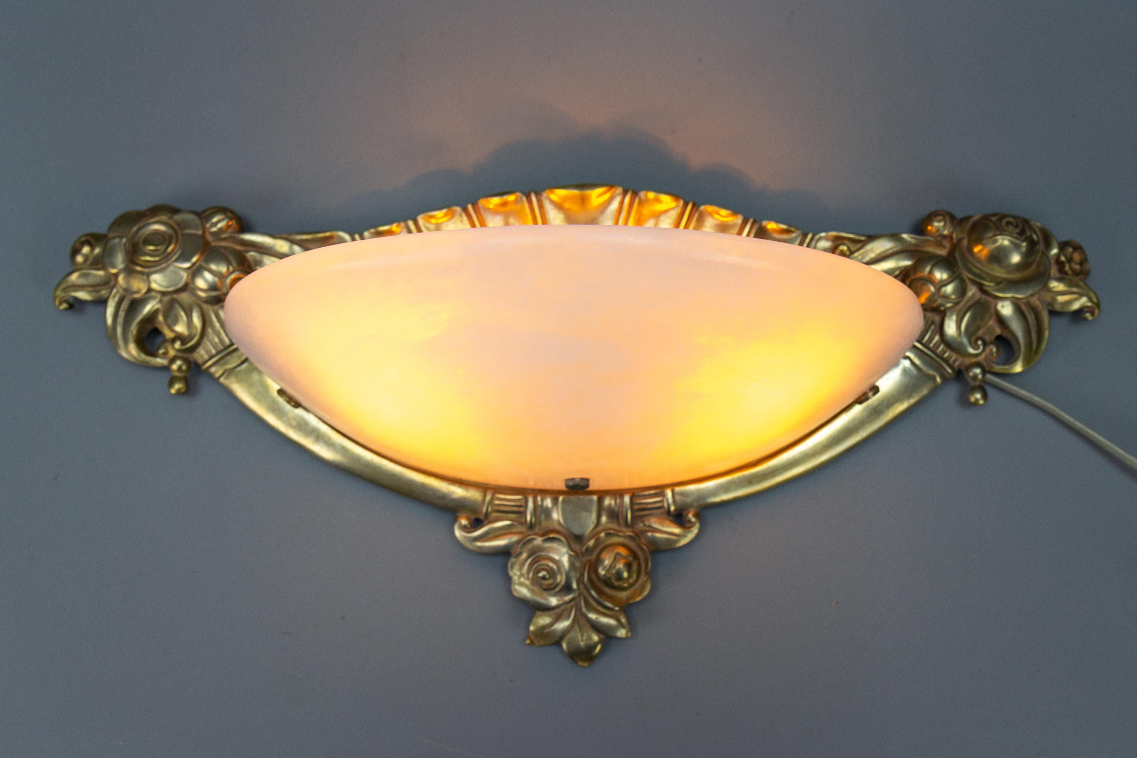 French Art Deco Style White Alabaster and Bronze Sconce For Sale 1
