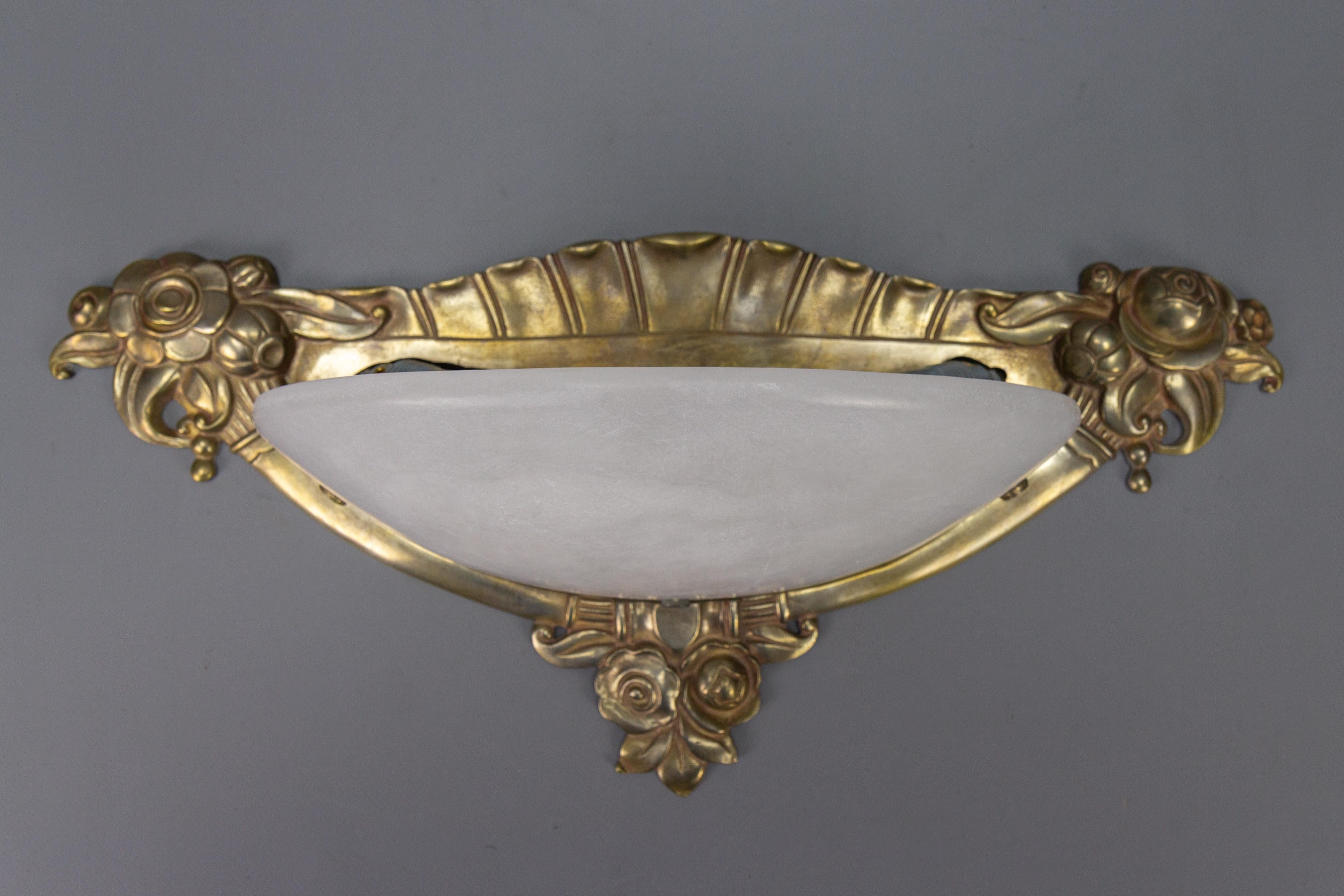 Fine XX secolo Sconcezza francese in stile Art Deco in alabastro bianco e bronzo in vendita