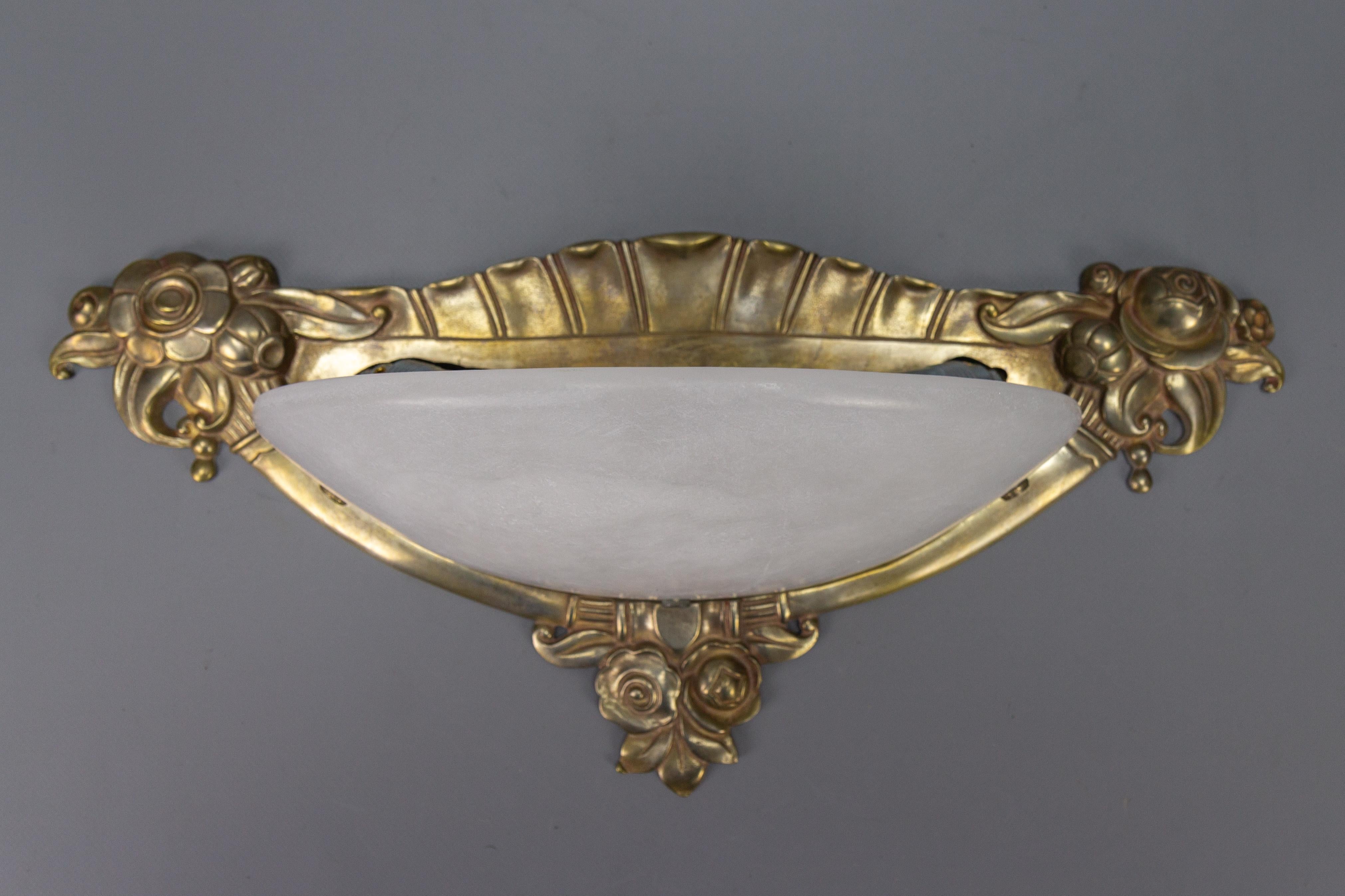 French Art Deco Style White Alabaster and Bronze Sconce For Sale 2