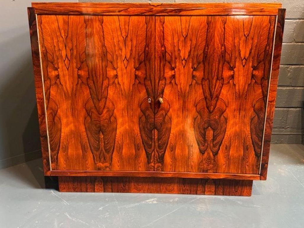 Scopri l'eleganza dell'Art Déco francese con questo raffinato mobile laterale in noce nero. Un'aggiunta bellissima a qualsiasi stanza, grazie alle due porte che offrono un tocco di raffinatezza e funzionalità. Un design classico che lo rende un