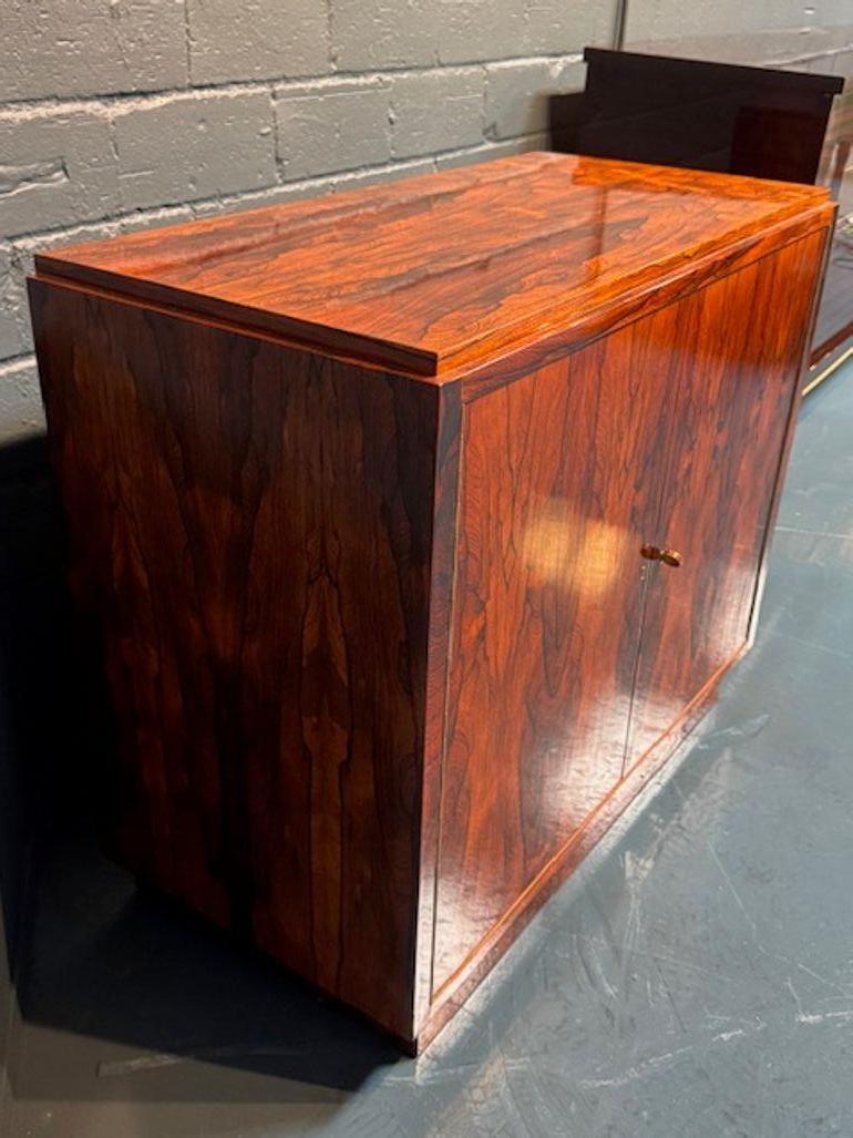 Mid-Century moderno Mobile laterale a 2 ante in noce nero in stile Art Deco francese in vendita