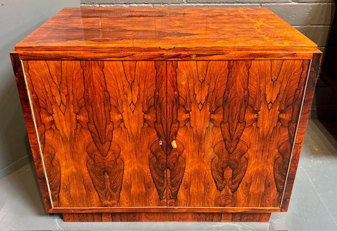 XX secolo Mobile laterale a 2 ante in noce nero in stile Art Deco francese in vendita