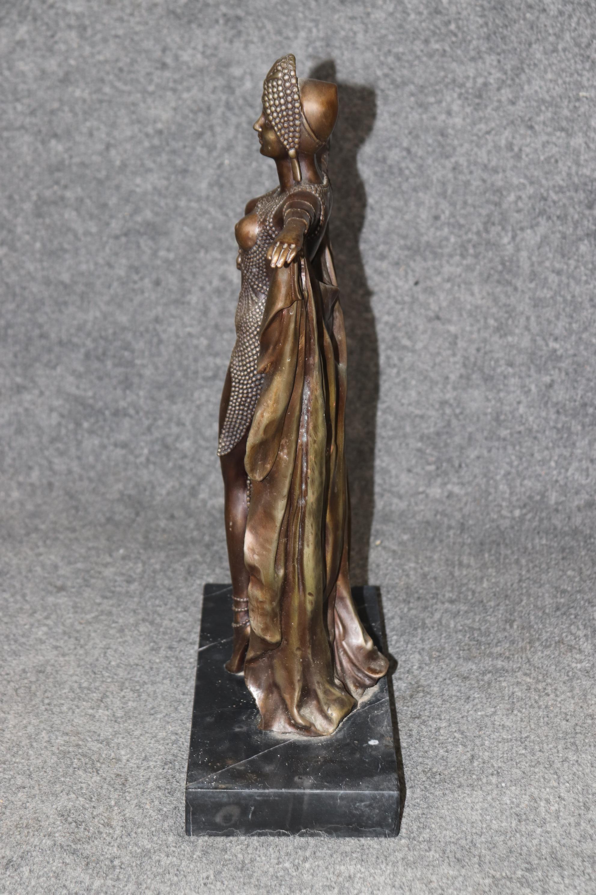 Dimensions - H : 20 1/2in  L : 15in P : 6in

Ce bronze de style Art déco français représentant une danseuse après Chiparus est une véritable œuvre d'art ! Si vous regardez les photos fournies, vous verrez l'attention portée aux détails dans le