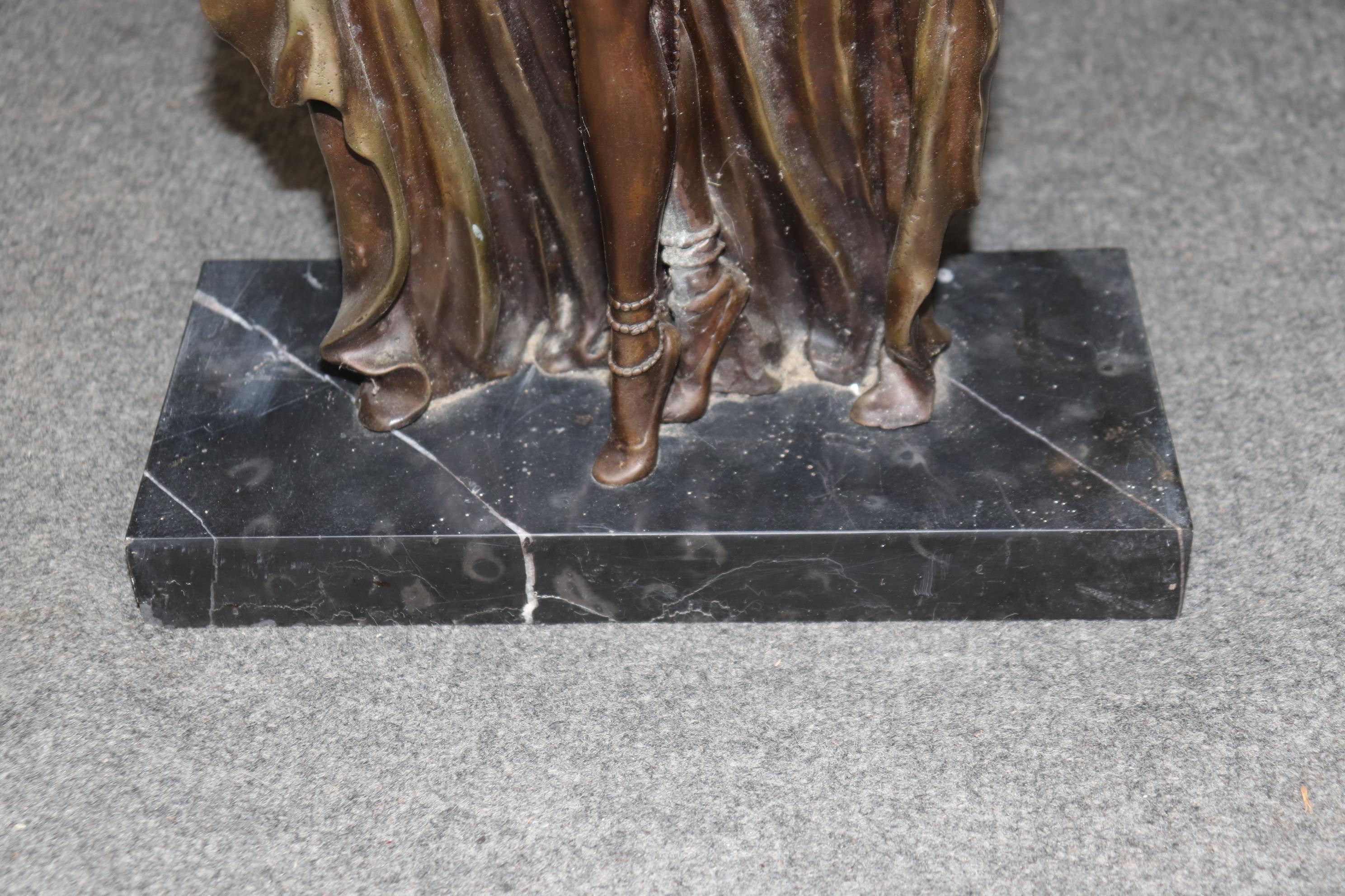 Français Bronze français de style Art Déco représentant une danseuse d'après Chiparus en vente