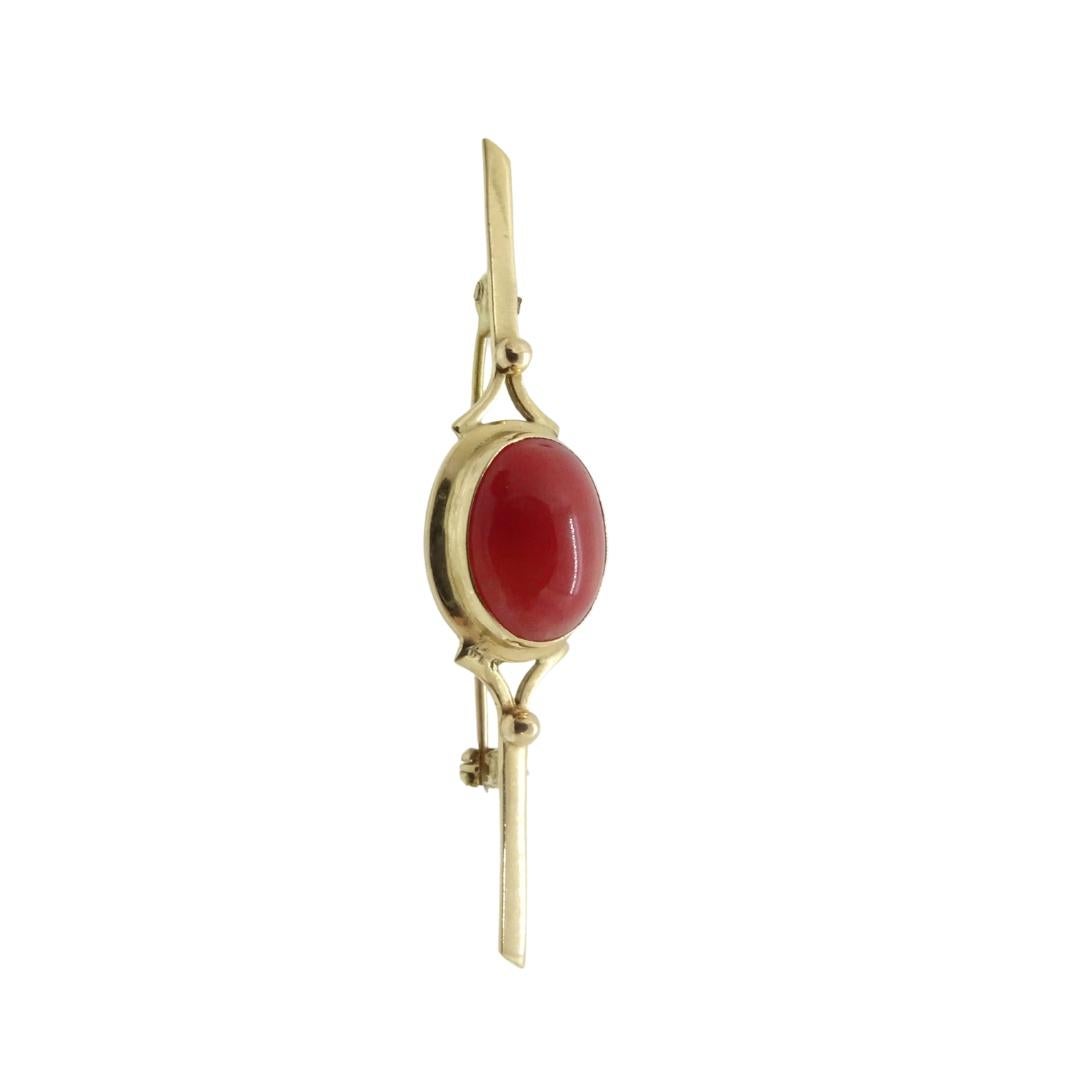 Beautiful French Art Deco Style Brooch/Pin, 18k Gold and Coral, Vintage, circa 1930
Magnificent brooch made in 18k yellow gold in France in the middle of the previous century. It features a large coral cabochon, the central element of the piece. The