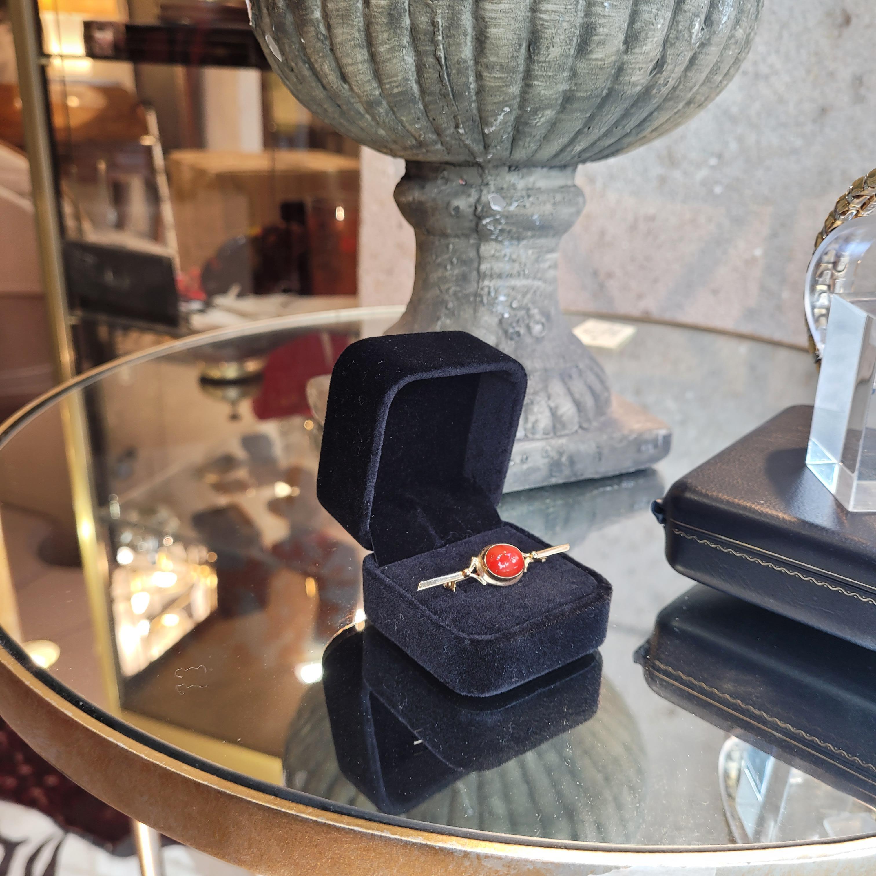French Art Deco Style Brooch/Pin, 18k Gold and Coral, Vintage In Excellent Condition For Sale In VALLADOLID, ES