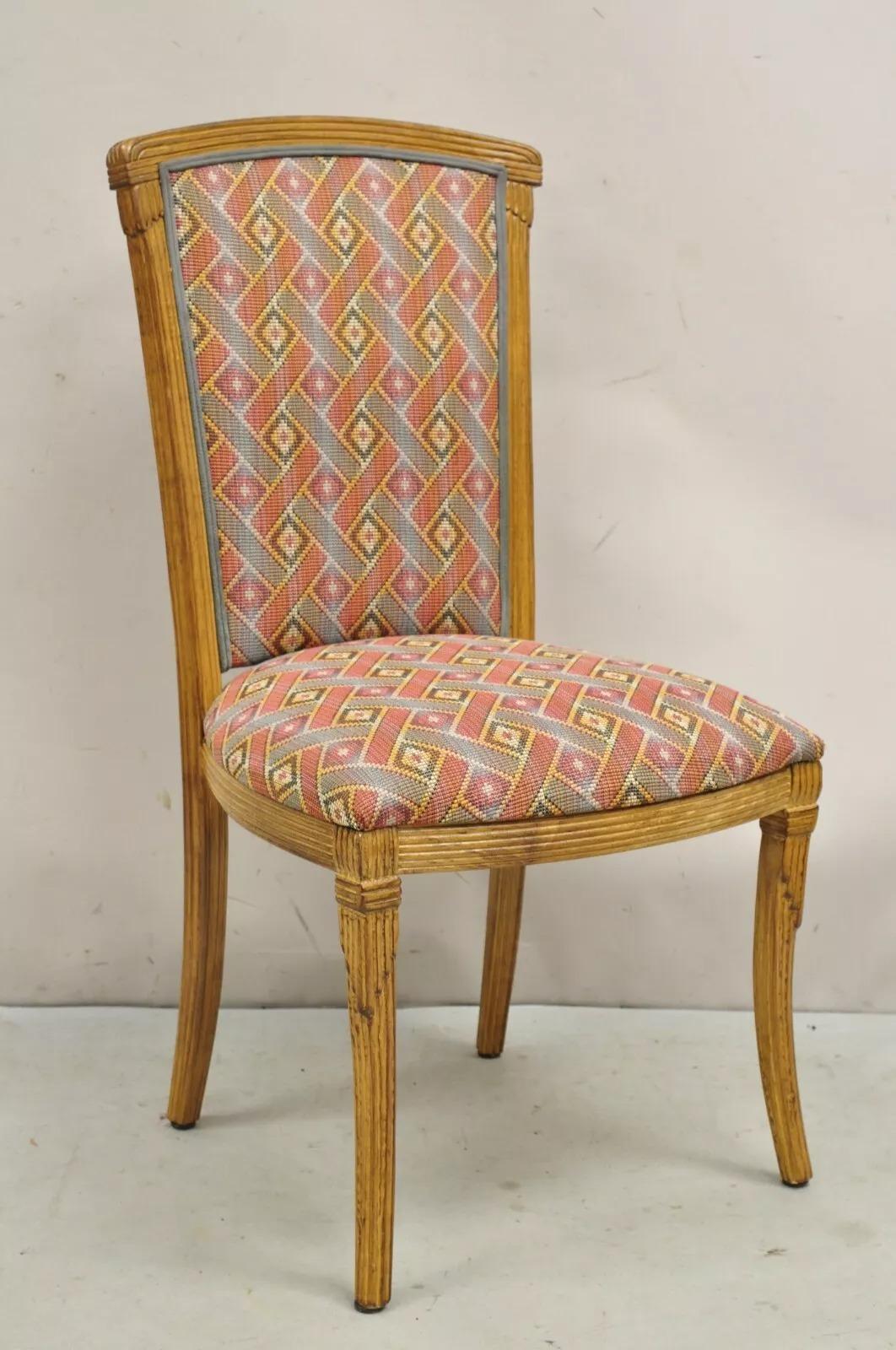 Sedie da pranzo imbottite rosse in legno intagliato in stile Art Deco francese - Set di 6. Circa fine XX secolo. Misure: 39,5