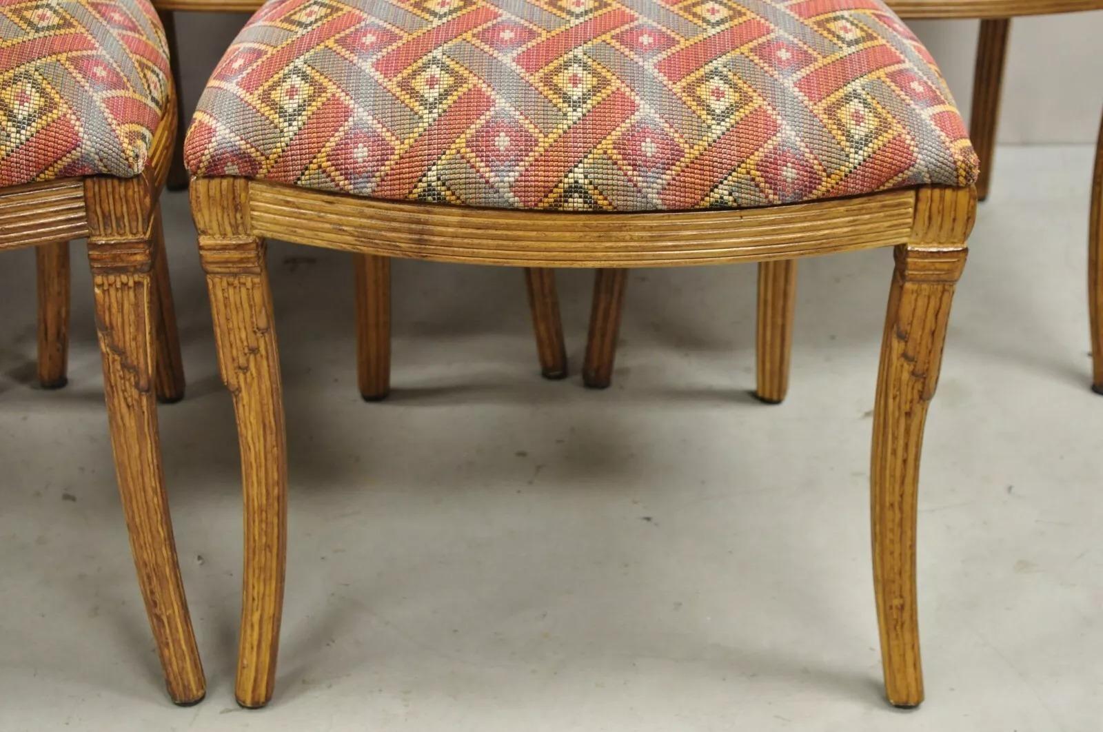 Sedie da pranzo imbottite rosse in legno intagliato in stile Art Carved - Set di 6 In condizioni buone in vendita a Philadelphia, PA
