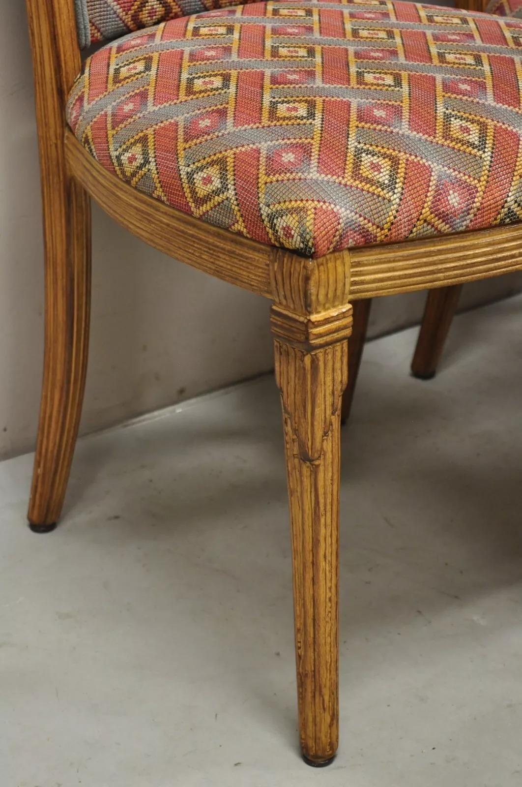 XX secolo Sedie da pranzo imbottite rosse in legno intagliato in stile Art Carved - Set di 6 in vendita