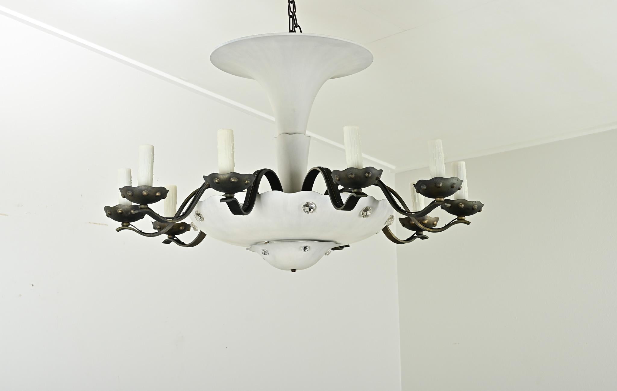Si tratta di un lampadario vintage francese della metà del XX secolo davvero unico, che riprende elementi dell'Art Déco combinati con un tocco moderno. La colonna in metallo verniciato appare di un grigio chiaro opaco e si assottiglia da un ampio