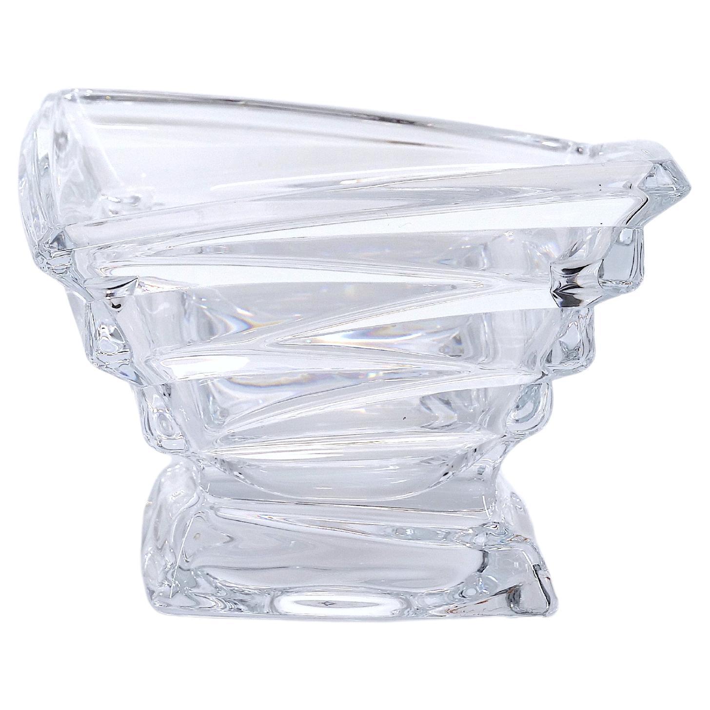 French Art Deco Style Cut Crystal Covered Dish In Good Condition For Sale In Tarry Town, NY