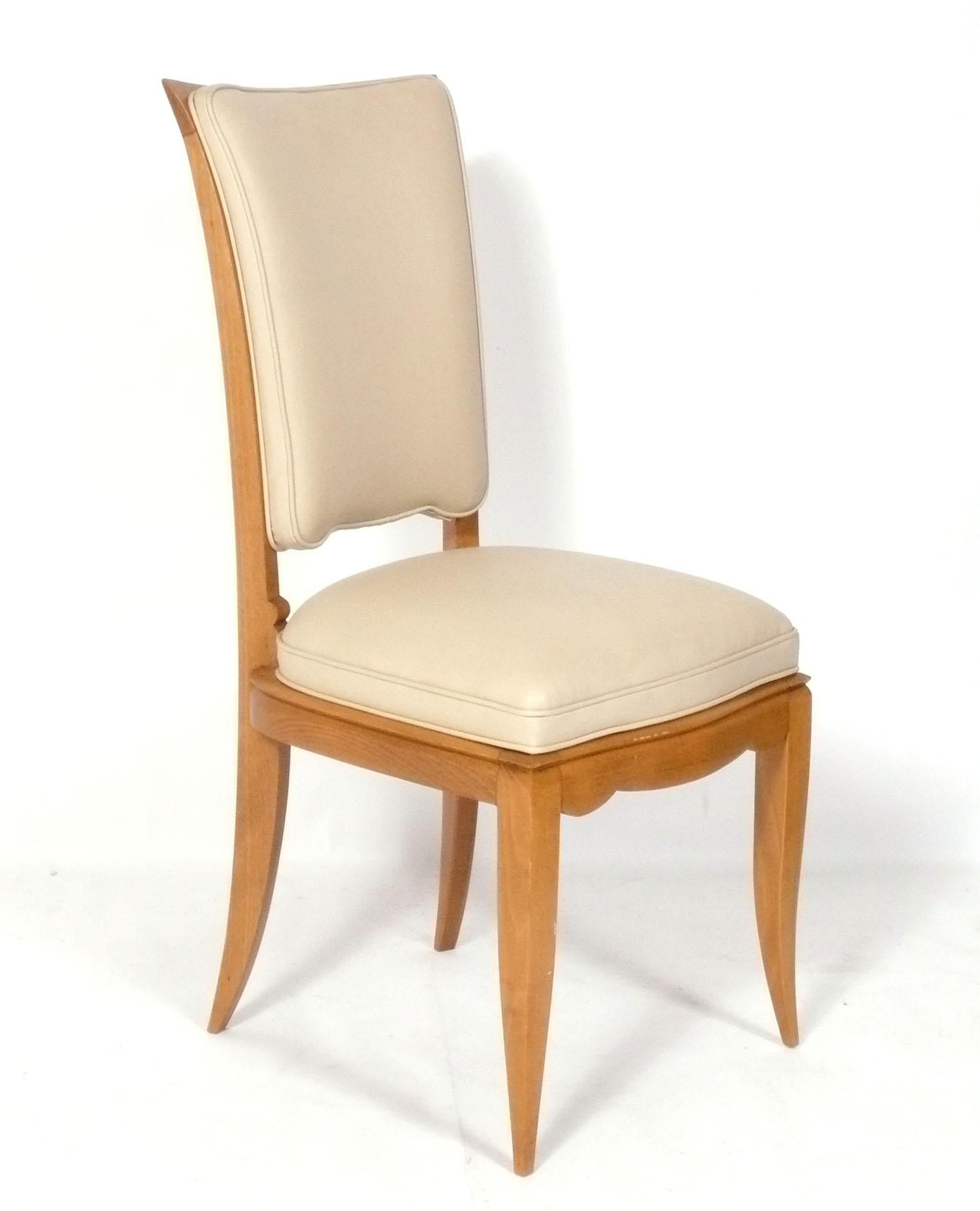 Elegante französische Esszimmerstühle im Art-déco-Stil, nach einem Entwurf von Jules Leleu aus den 1930er Jahren, Frankreich, um 2000. Wir haben 14 dieser Stühle zur Verfügung. Der Preis beträgt $1400 pro Stück oder $13.500 für den Satz von 14