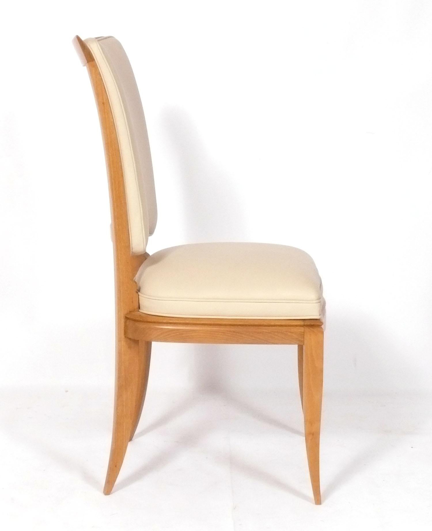 Französische Esszimmerstühle im Art-déco-Stil Jules Leleu-Design, 14 Stück verfügbar im Zustand „Gut“ im Angebot in Atlanta, GA