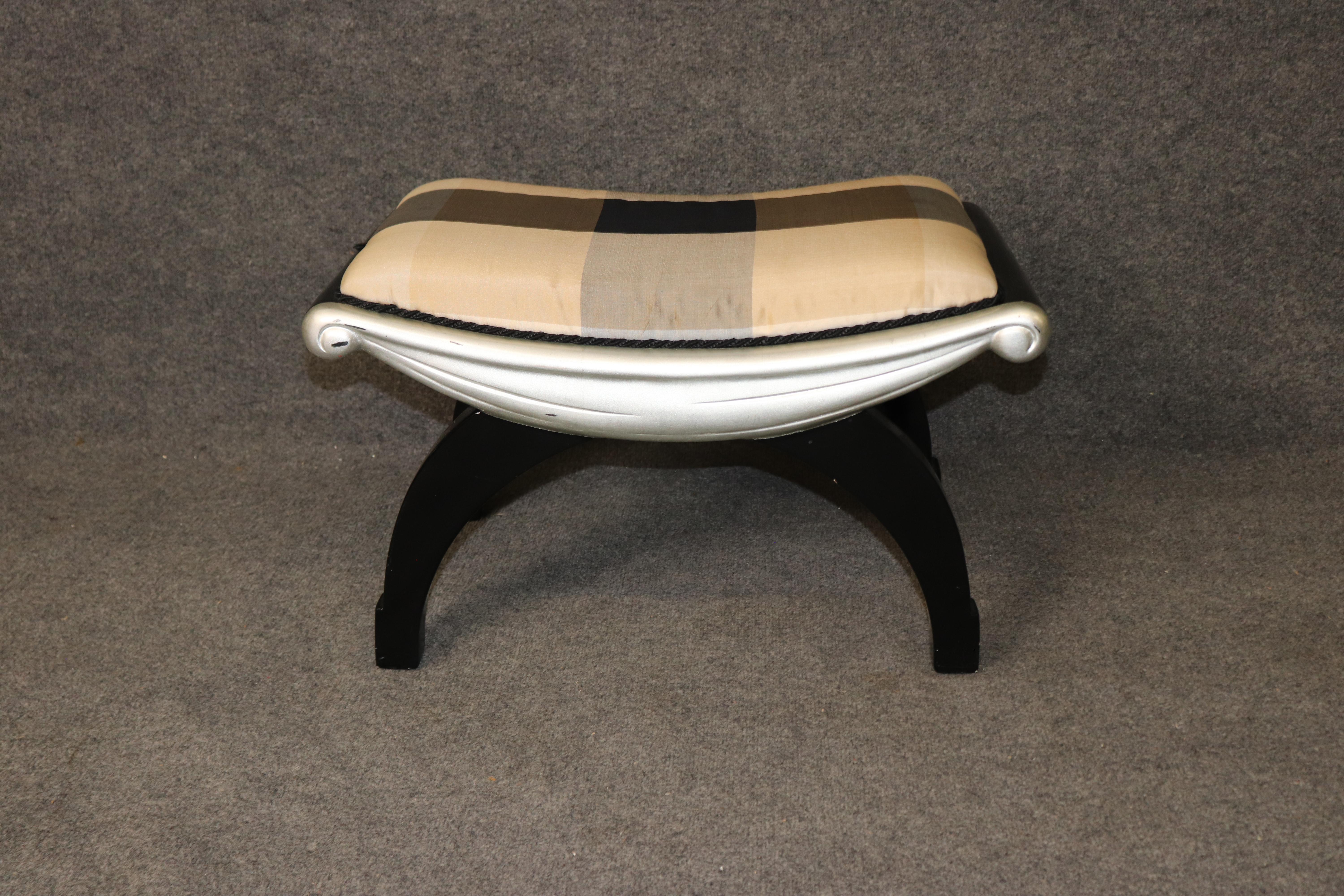Eleva tu espacio con este llamativo taburete de estilo Art Déco, una mezcla perfecta de diseño de inspiración vintage y estilo contemporáneo. Con líneas atrevidas y esculturales, el armazón del taburete está acabado en una elegante combinación de