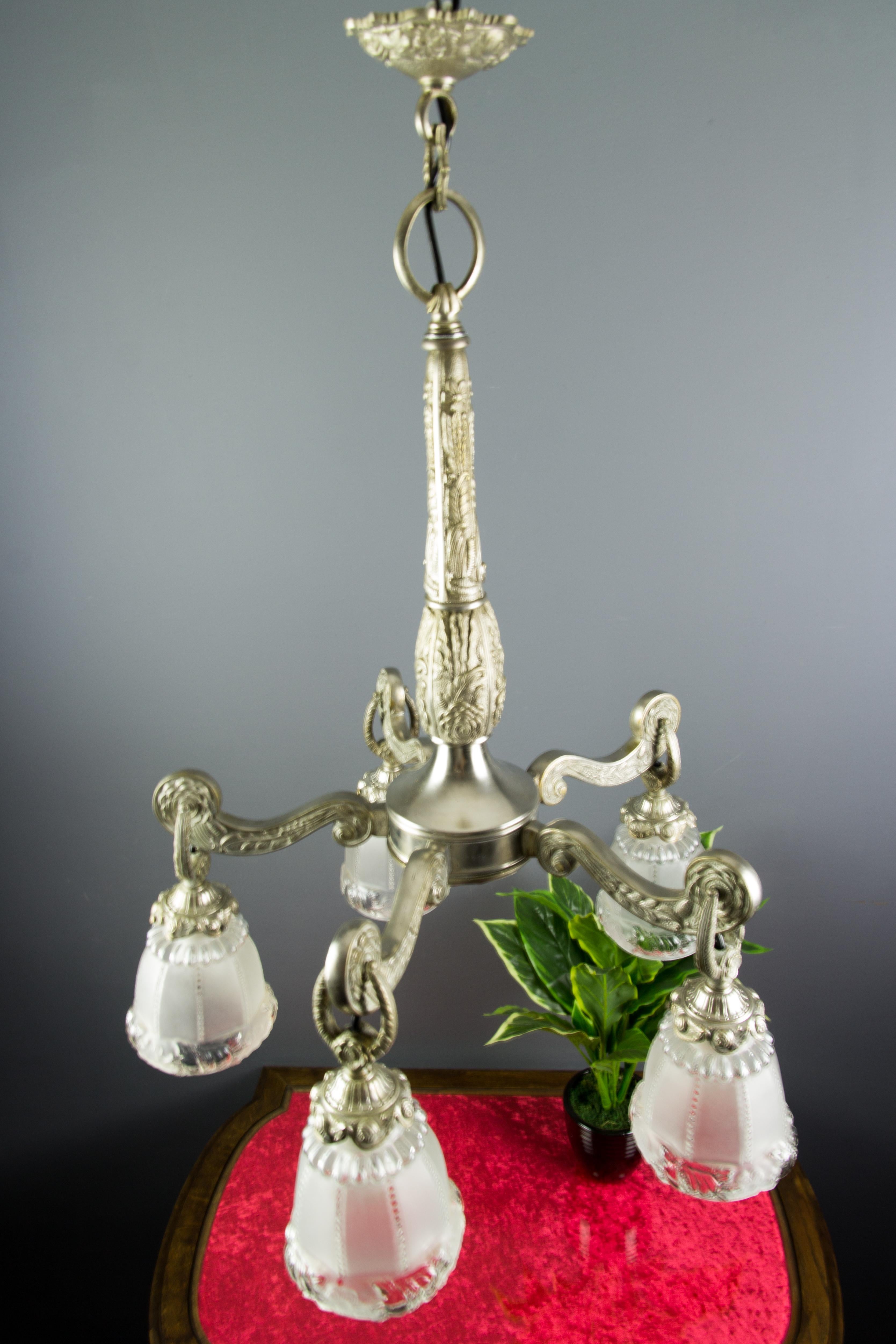 Lustre à cinq lumières de style Art Déco français en bronze et verre dépoli à motifs floraux en vente 12