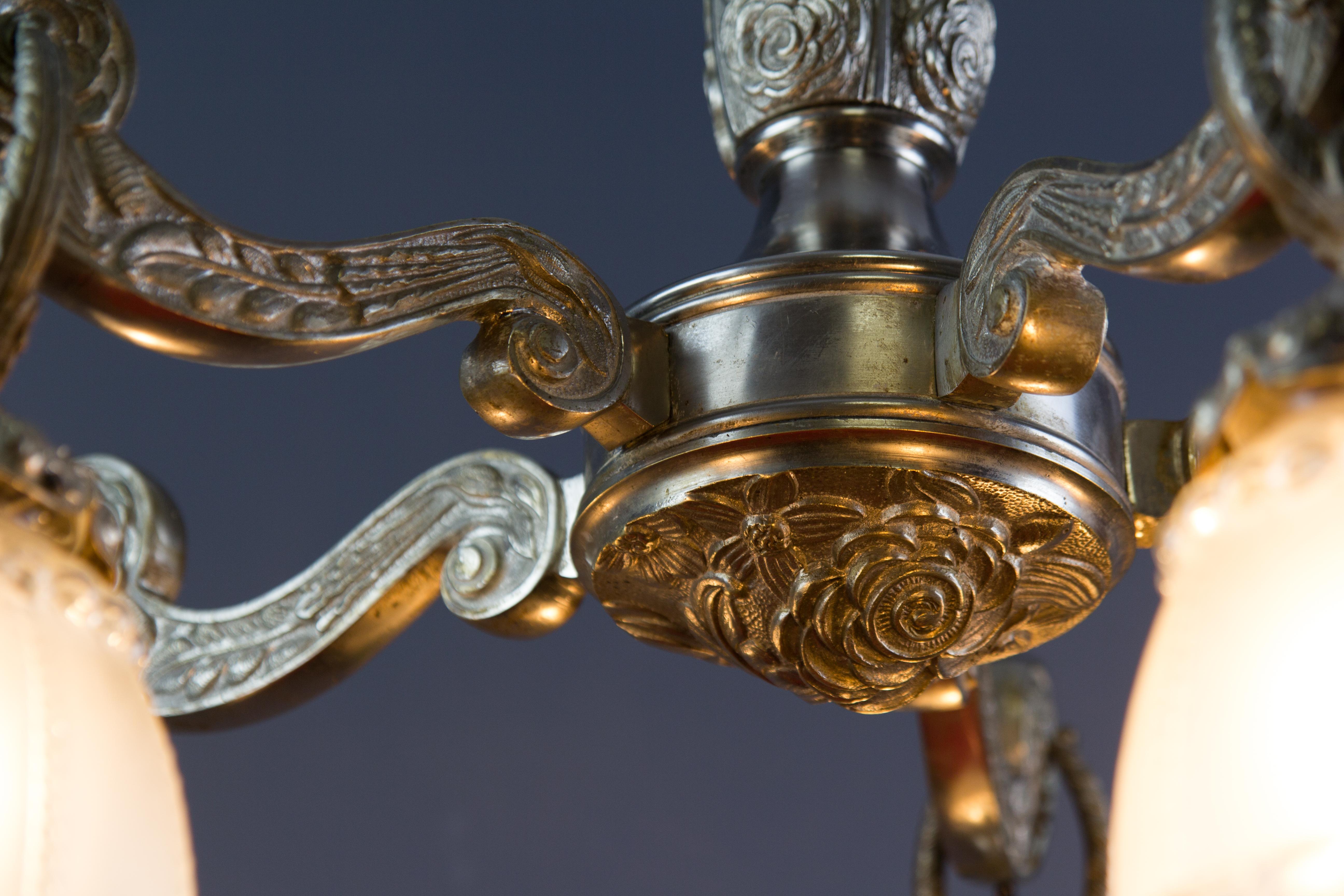 Verre Lustre à cinq lumières de style Art Déco français en bronze et verre dépoli à motifs floraux en vente