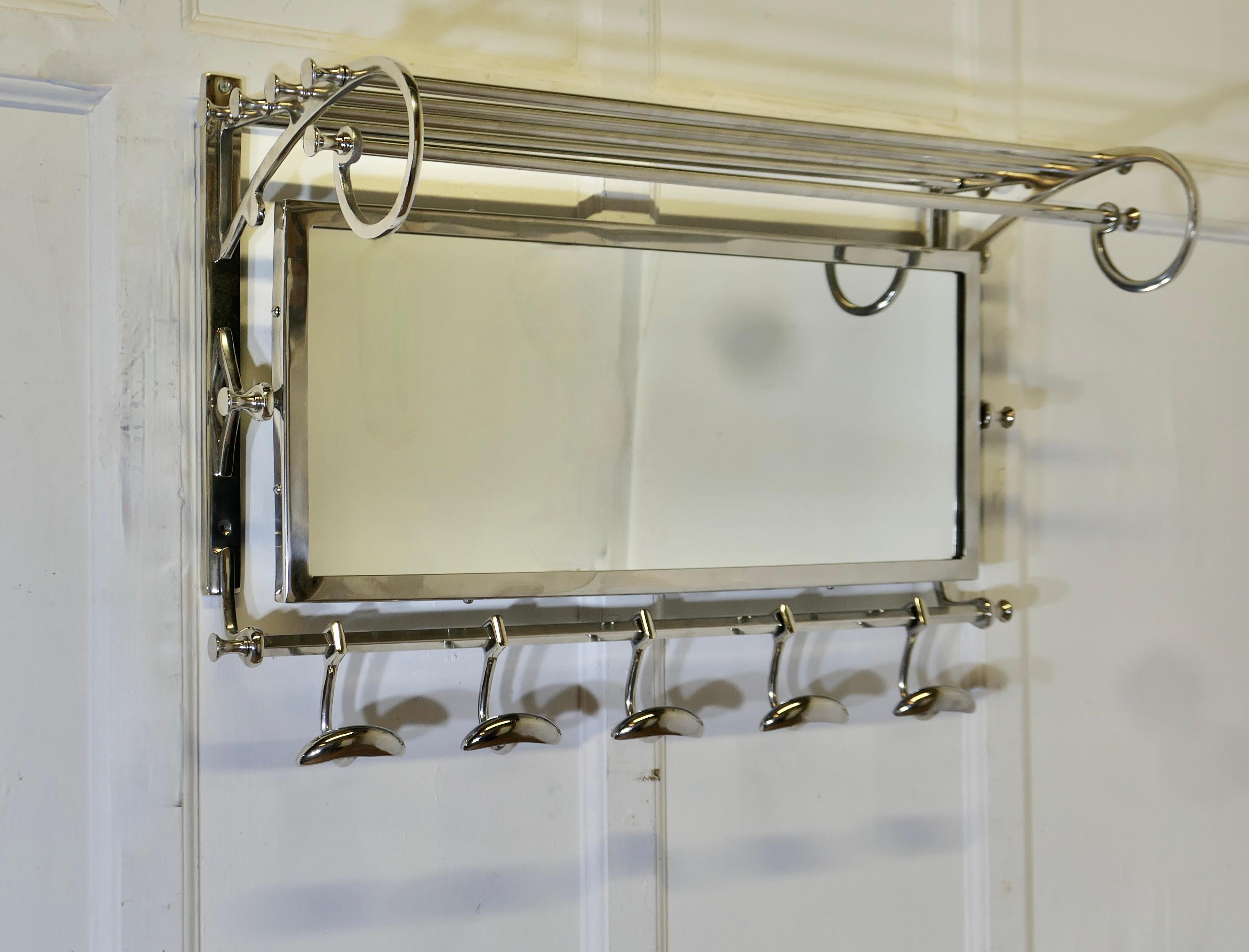 Appendiabiti e cappelliera in stile Art Déco francese con specchio, stile treno Pullman

 Questo grande appendiabiti e cappelliere in stile Art Deco è dotato di cinque ganci scorrevoli per cappotti, uno specchio inclinabile e un ripiano superiore
