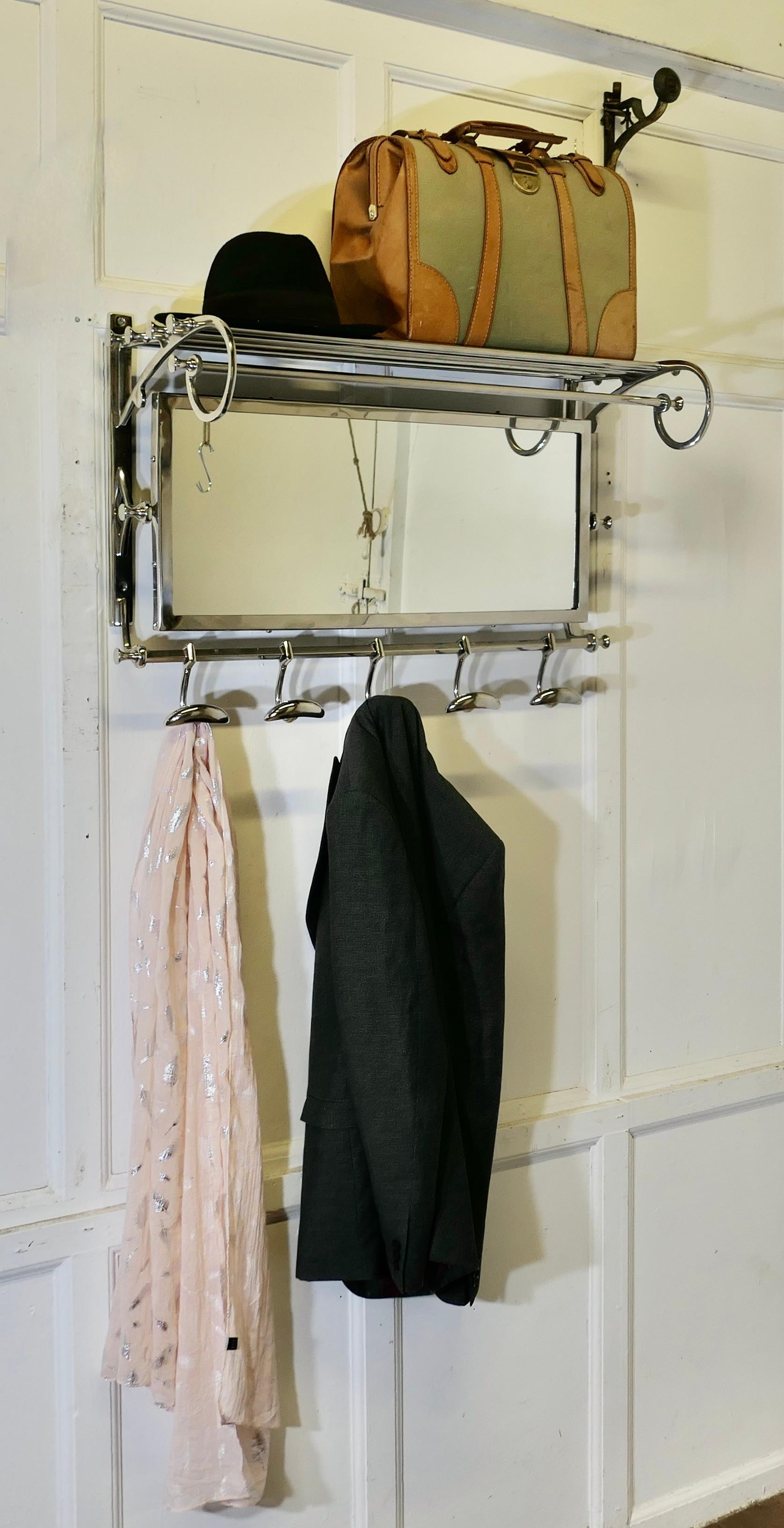 Cromo Appendiabiti e cappelliera in stile Art Déco francese con specchio, stile treno Pullman in vendita