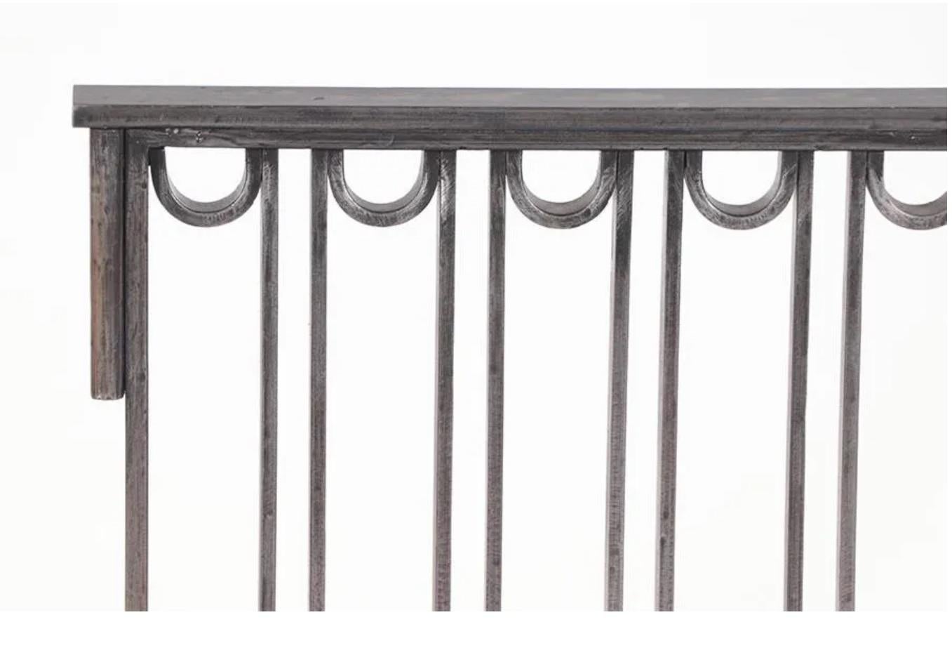 Französischer Kaminschirm aus Eisen im Art-Déco-Stil, elegant und schlicht. 