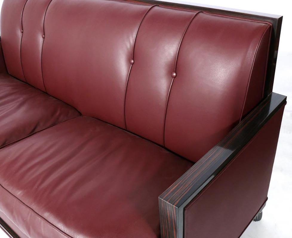 Französisches Ledersofa im Art-Déco-Stil, basierend auf einem Entwurf aus den 1930er Jahren, hergestellt um die 2000er Jahre. Er ist aus Palisanderholz mit Nickel-Sabots gefertigt und mit Cordovan- oder ochsenblutrotem Leder gepolstert.