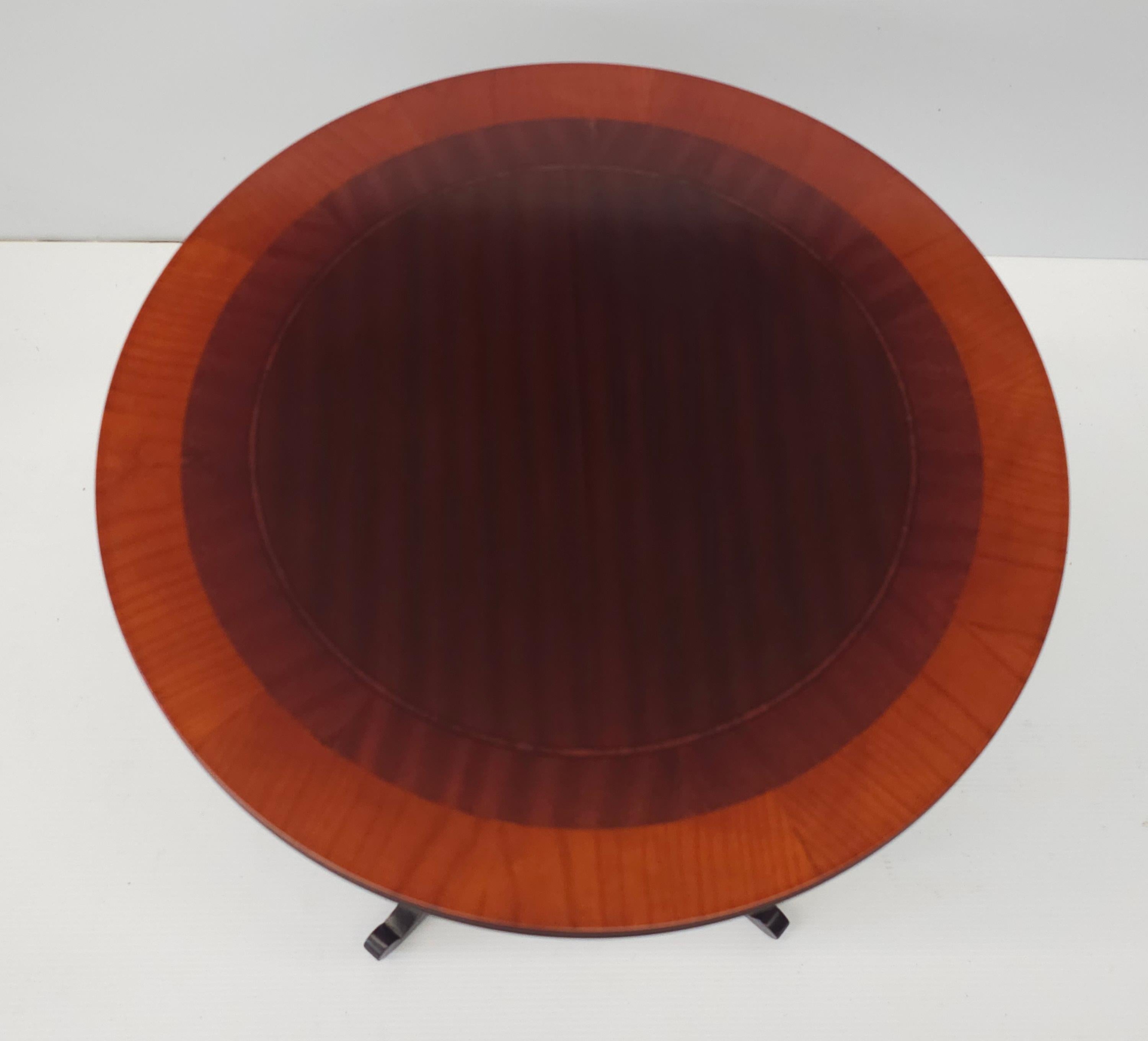 Tavolo Gueridon in stile Art Deco francese moderno in mogano e ciliegio intarsiato e accoppiato con piano in vetro protettivo. Due disponibili.
Misura 23,5