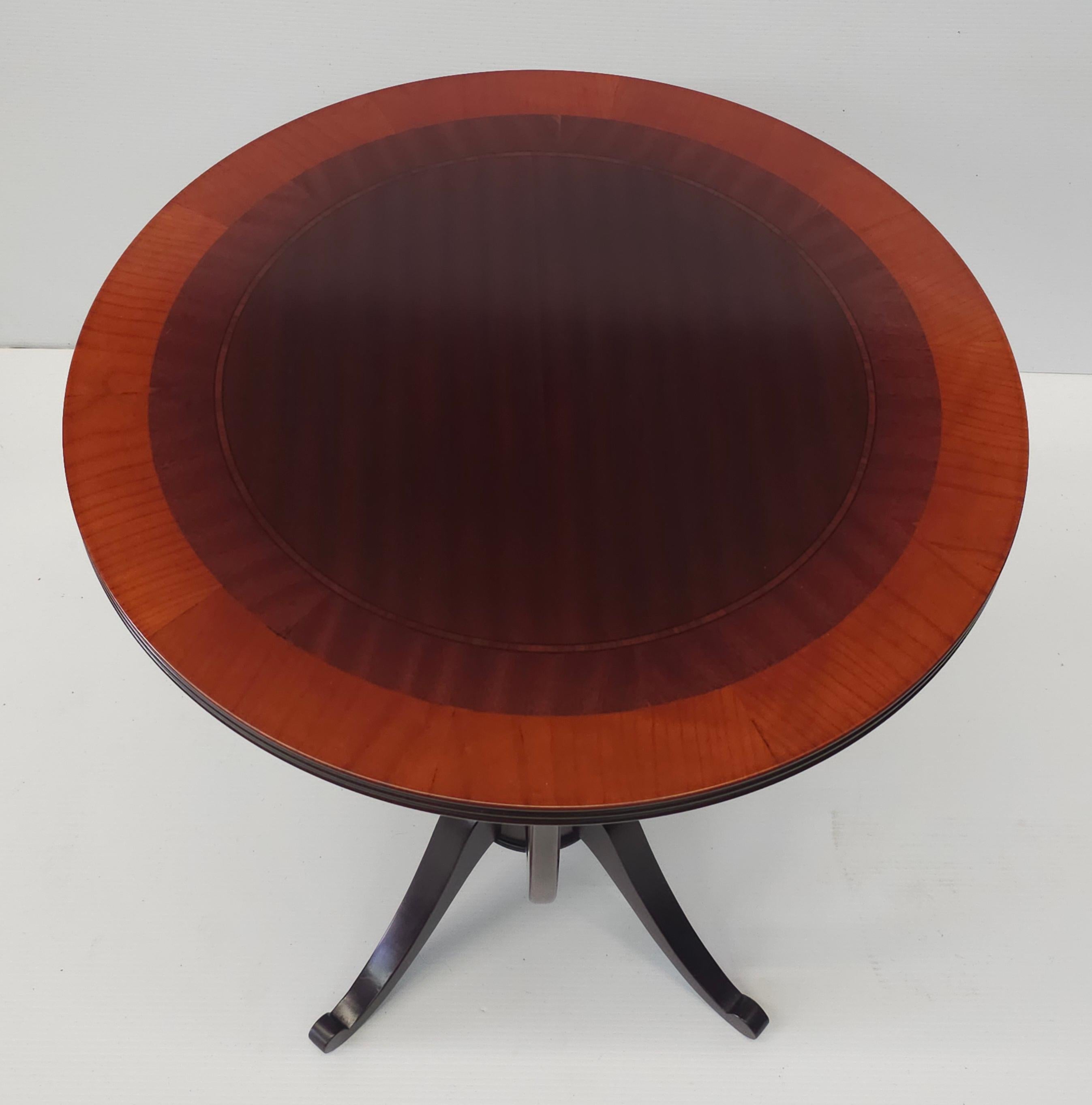 Americano Tavolo Gueridon francese in stile Art Déco in mogano e ciliegio intarsiato e accoppiato a libro in vendita