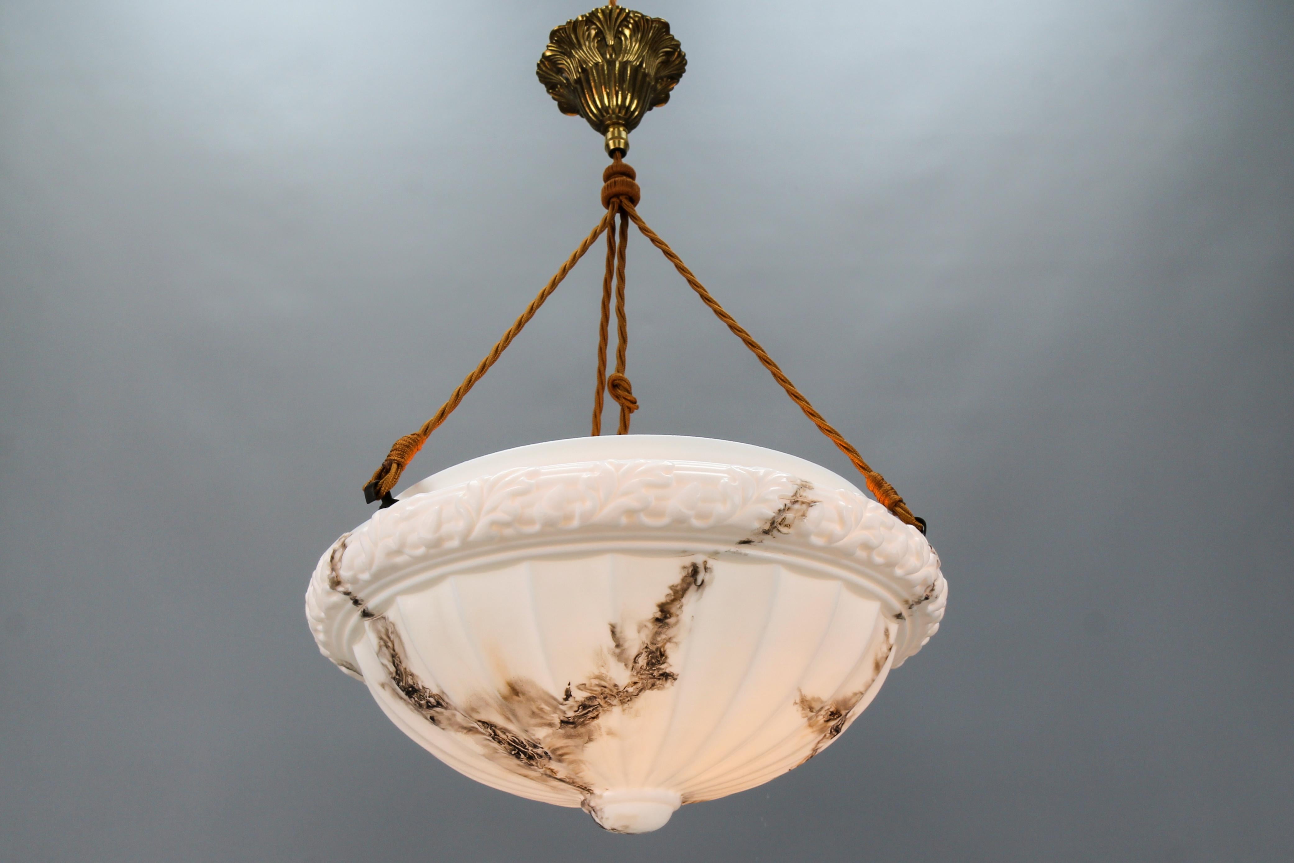 French Art Deco Style Marbled White Glass and Brass Pendant Light In Good Condition For Sale In Barntrup, DE