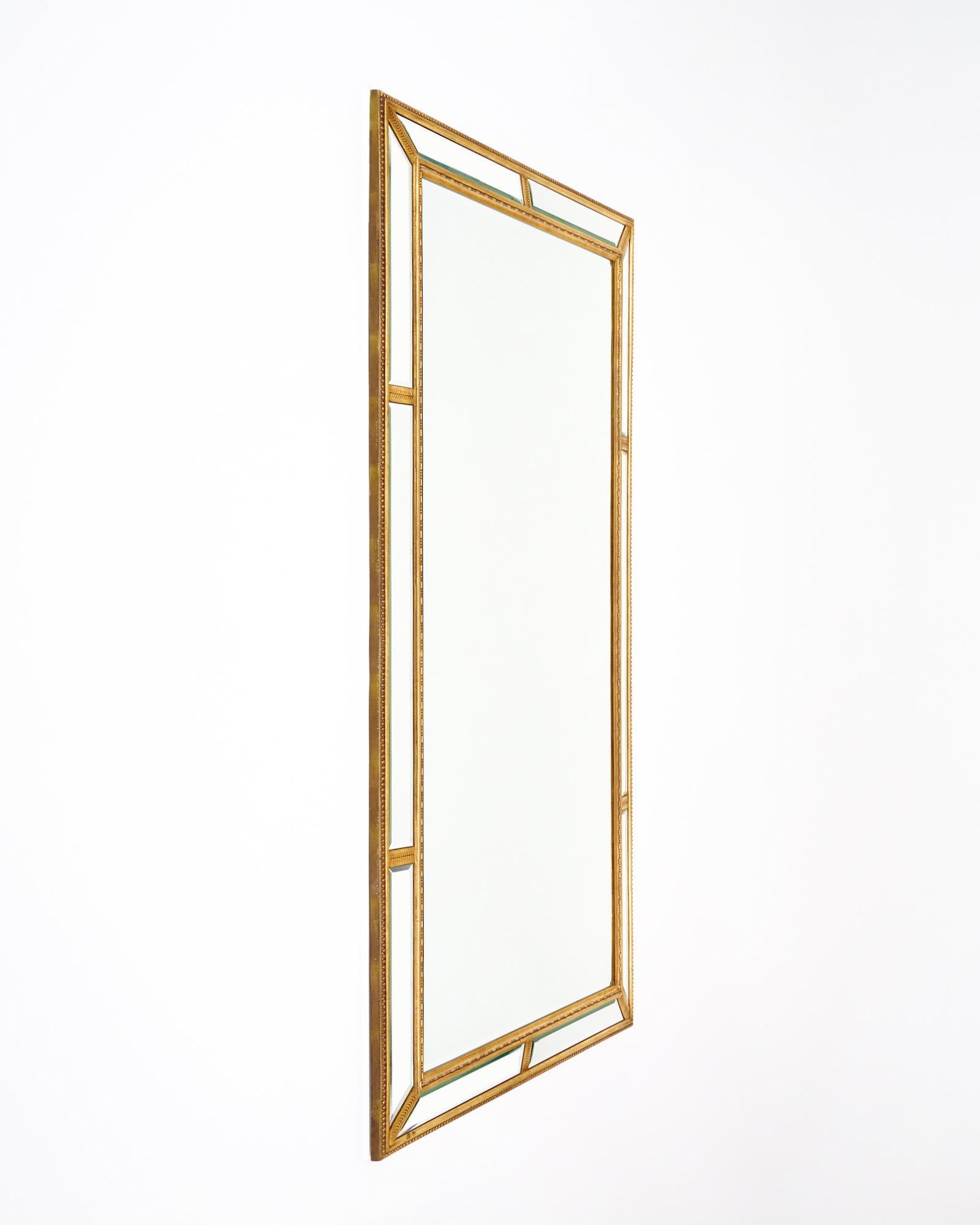 Miroir français de style Art déco avec un miroir central rectangulaire. Le cadre pareclose a une structure en bois dorée à la feuille et des pièces de miroir biseautées. Ce miroir est en très bon état et ne présente qu'une usure superficielle
