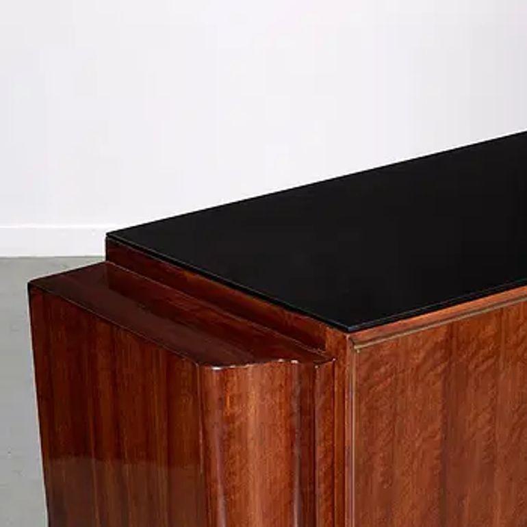 Le buffet d'époque en bois de rose de style Art déco français est un meuble luxueux et élégant qui ajoute une touche de sophistication à n'importe quelle maison. Le design épuré et la qualité de fabrication de ce buffet reflètent le style Art déco