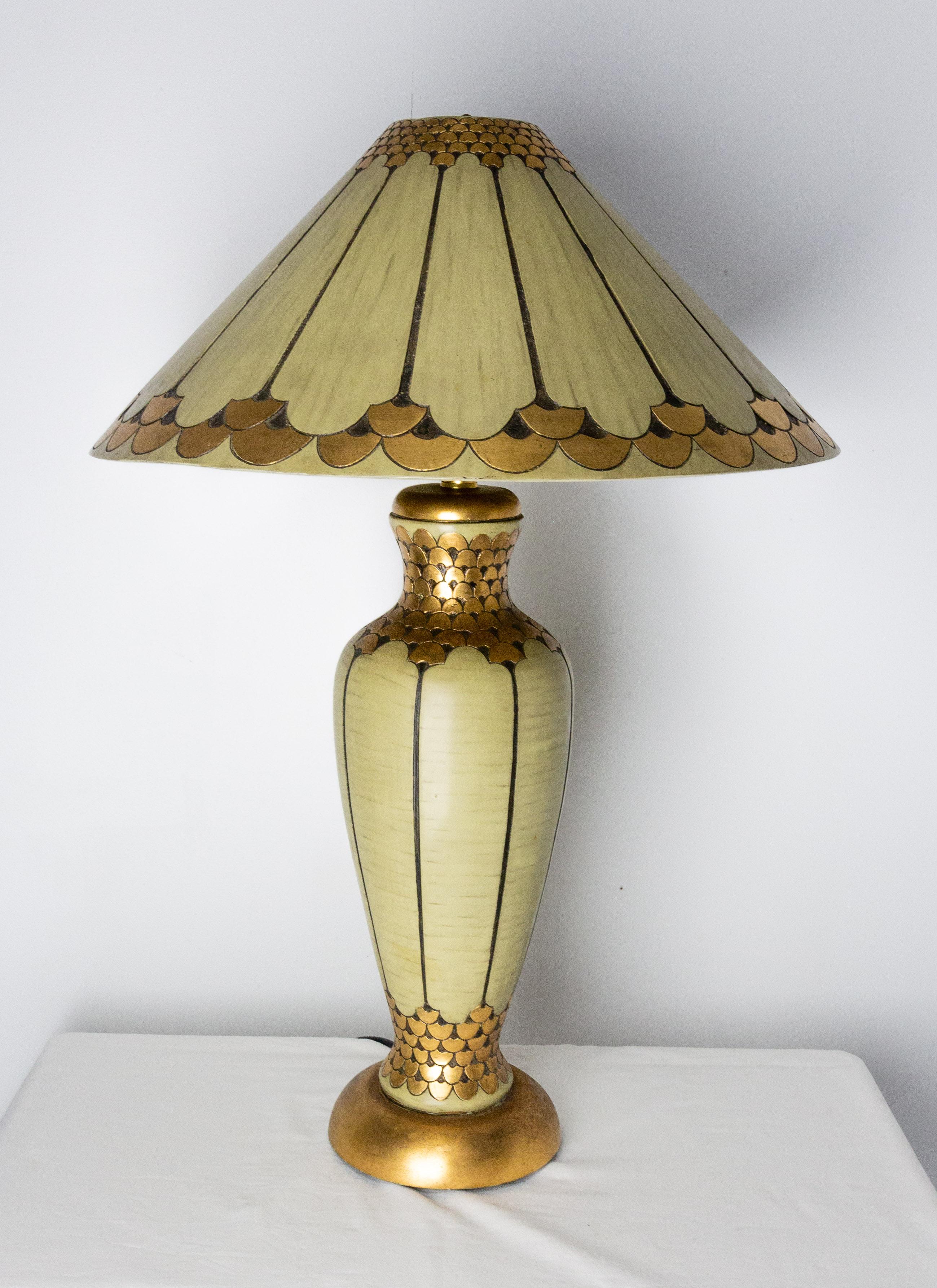 Table lamp in the Art Deco style made circa 1980.
French.
This can be rewired to USA or EU and UK standards.
Good condition.

Shipping:
D 54 H 84 cm 4 kg.