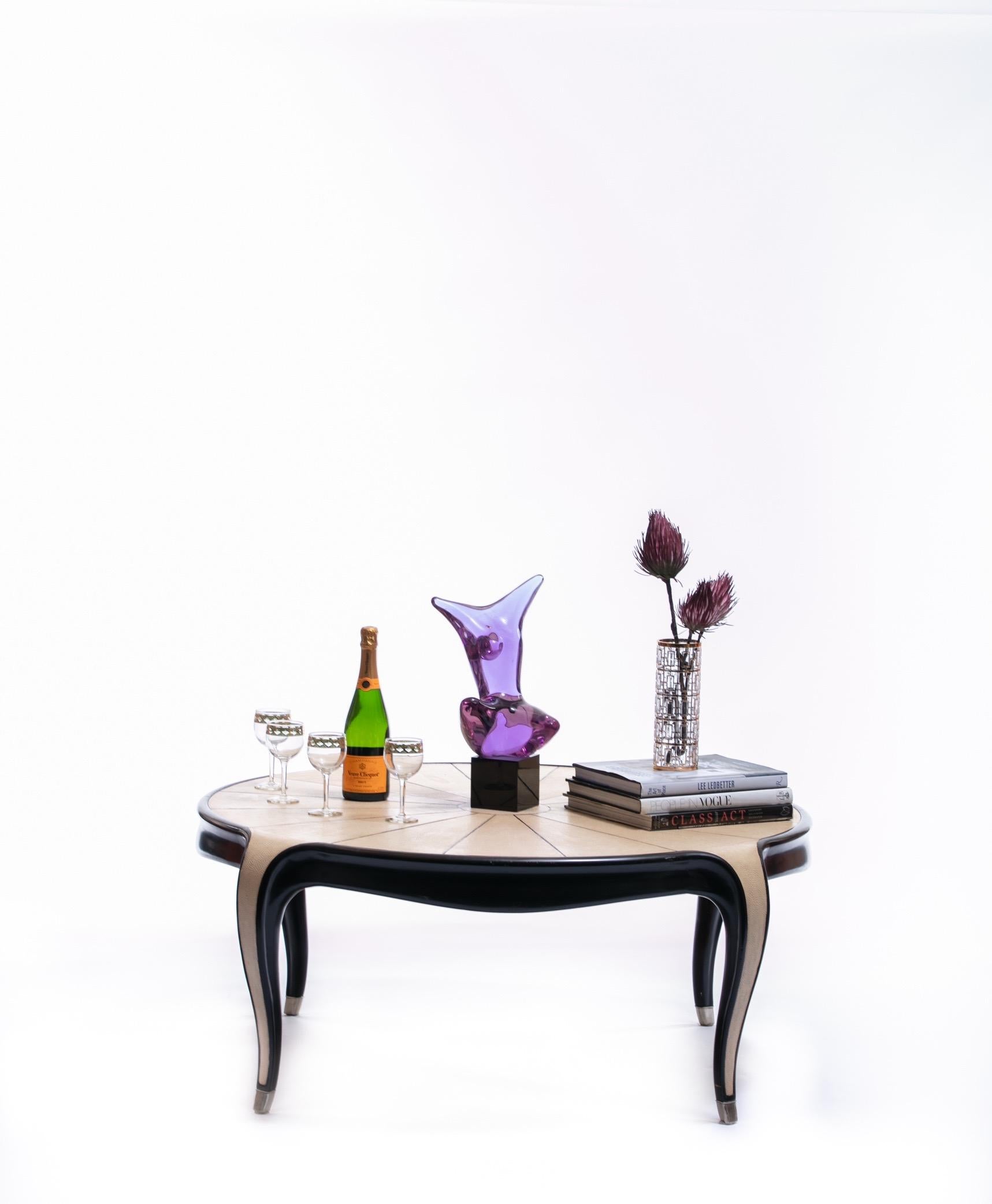 Ébénisé Table basse de style Art Déco français en galuchat et ébène avec sabots en argent en vente