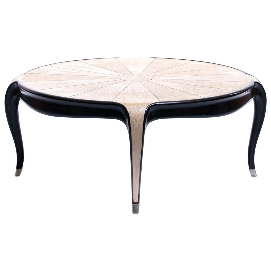 Couchtisch aus Chagrin und Ebenholz im Art-déco-Stil mit silbernen Sabots im Angebot