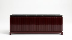 Buffet compact à trois portes en bordeaux brillant avec plateau en marbre noir