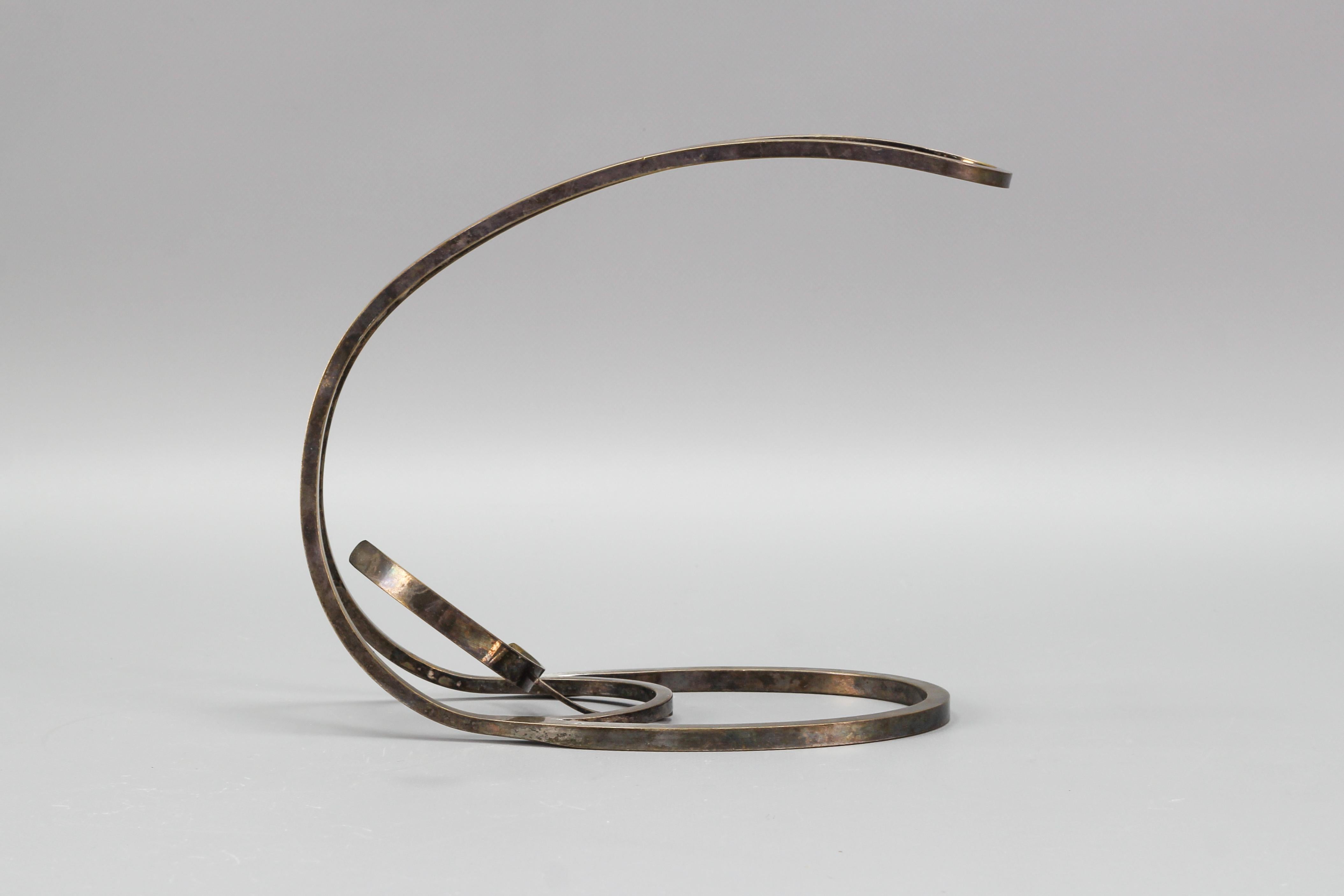 Ein eleganter französischer Flaschenhalter im Art-Déco-Stil. Dieser schöne Flaschenhalter ist aus versilbertem Messing und stammt aus den 1950er Jahren.
Abmessungen: Höhe: 20,5 cm; Breite: 12 cm; Tiefe: 23 cm.
In gutem Zustand mit schöner Patina